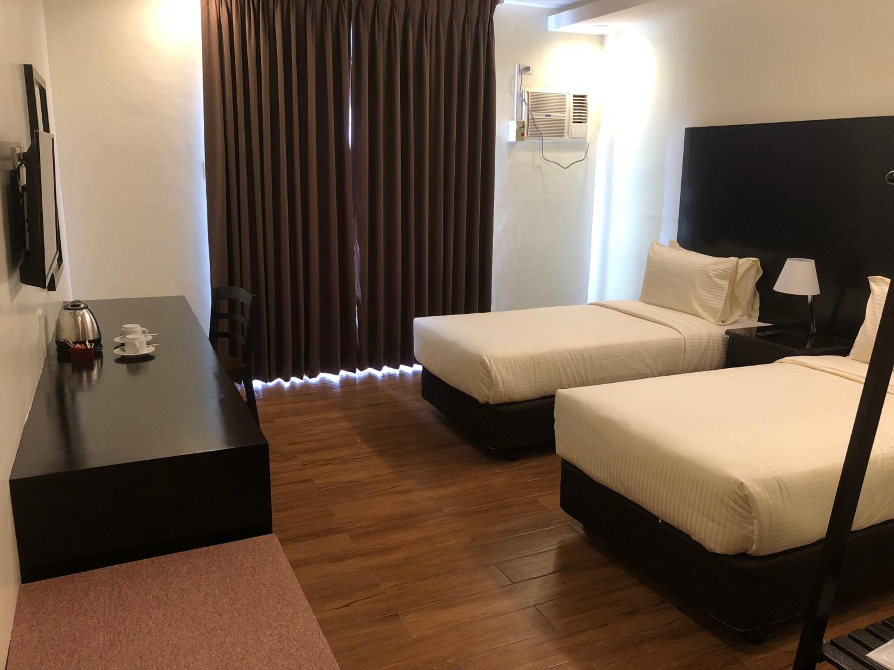 Twin Room with Balcony - Photo 8