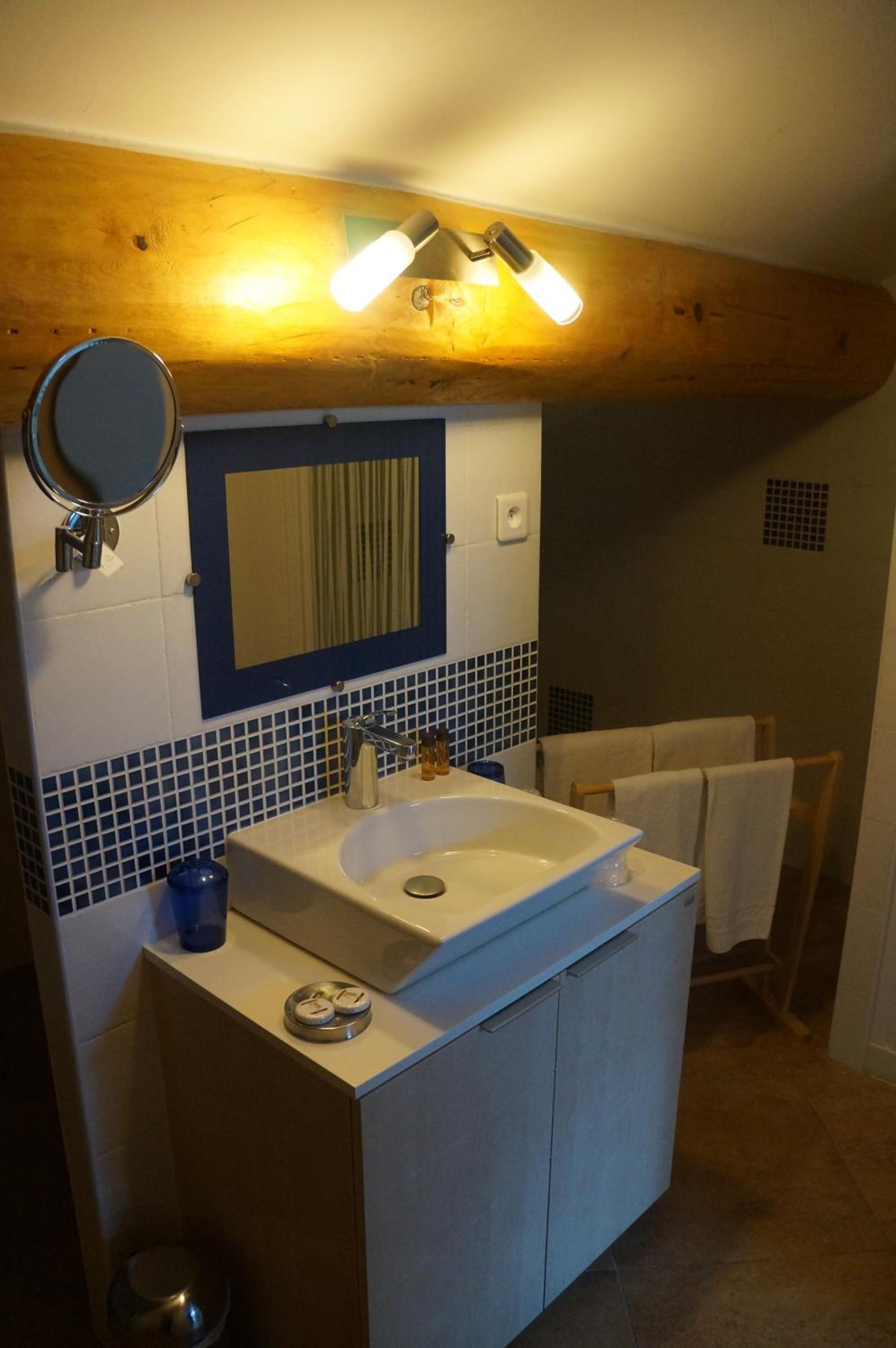 Standard Double Room - Attic - Photo 4