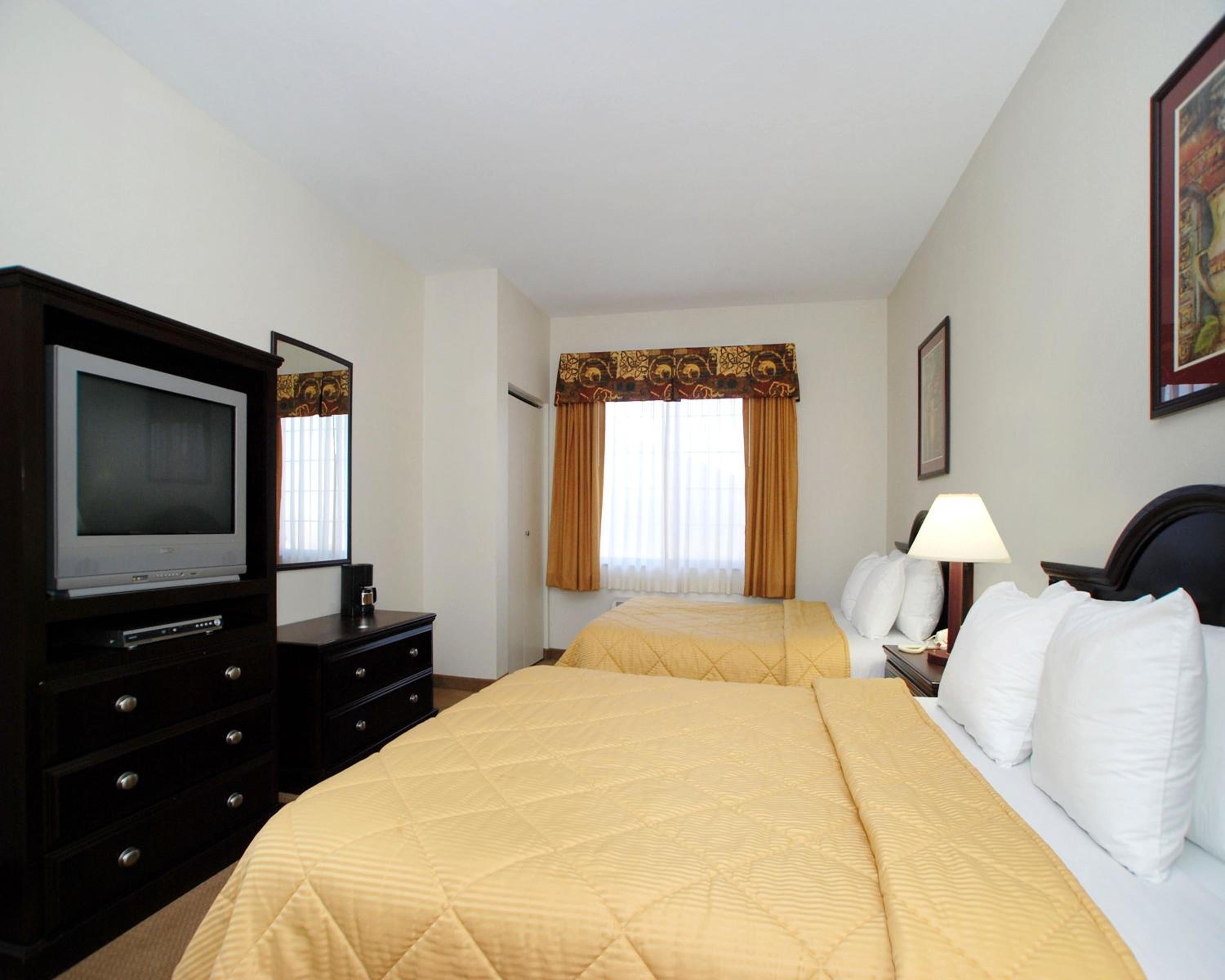 Room with One Queen Bed and One Double Bed - Non-Smoking - Photo 1