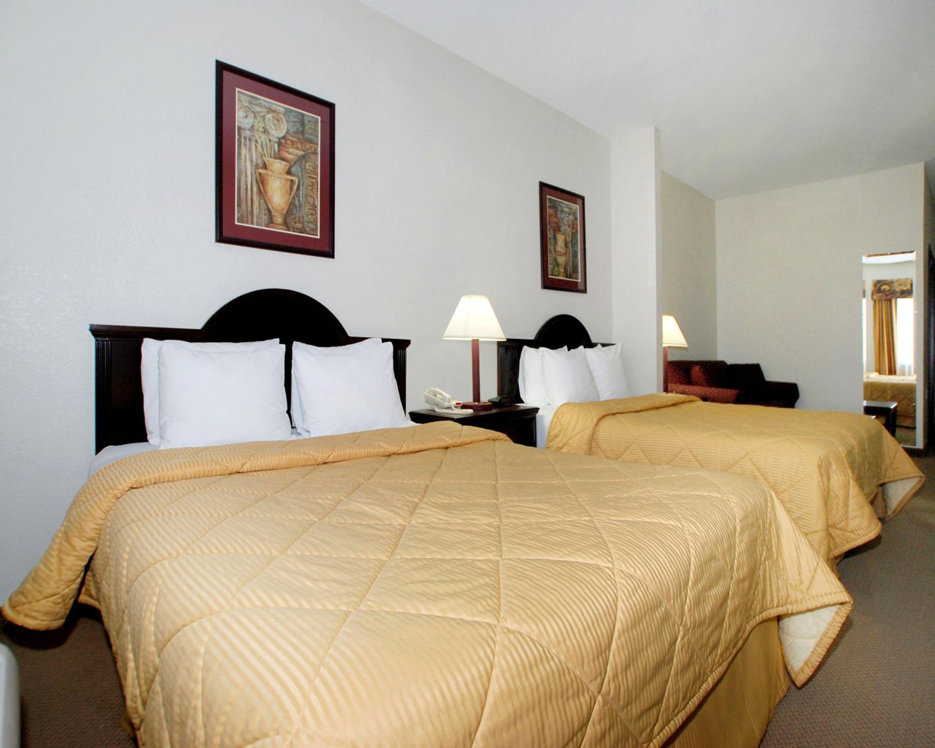 Room with One Queen Bed and One Double Bed - Non-Smoking - Photo 2