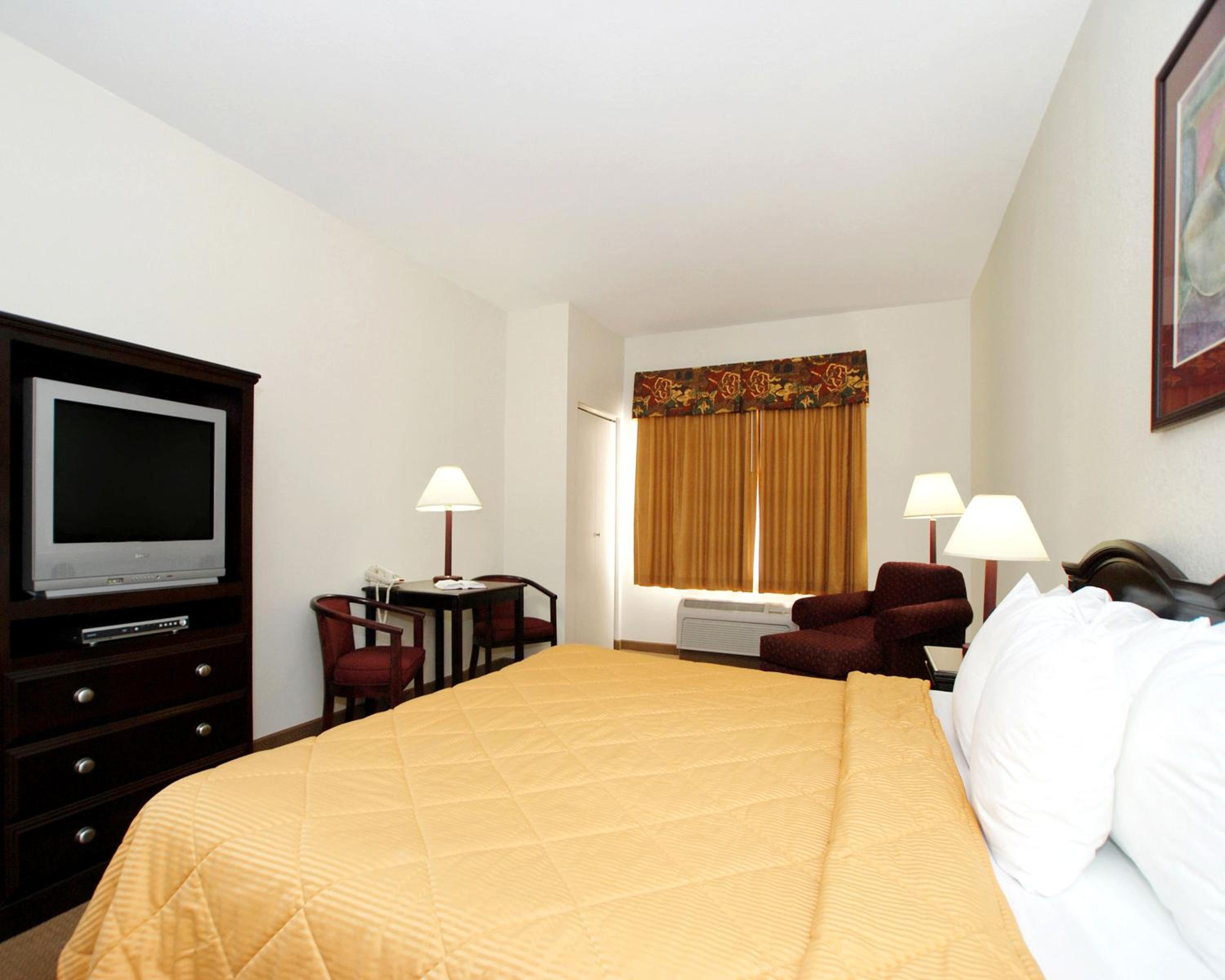 King Room - Non-Smoking - Photo 4