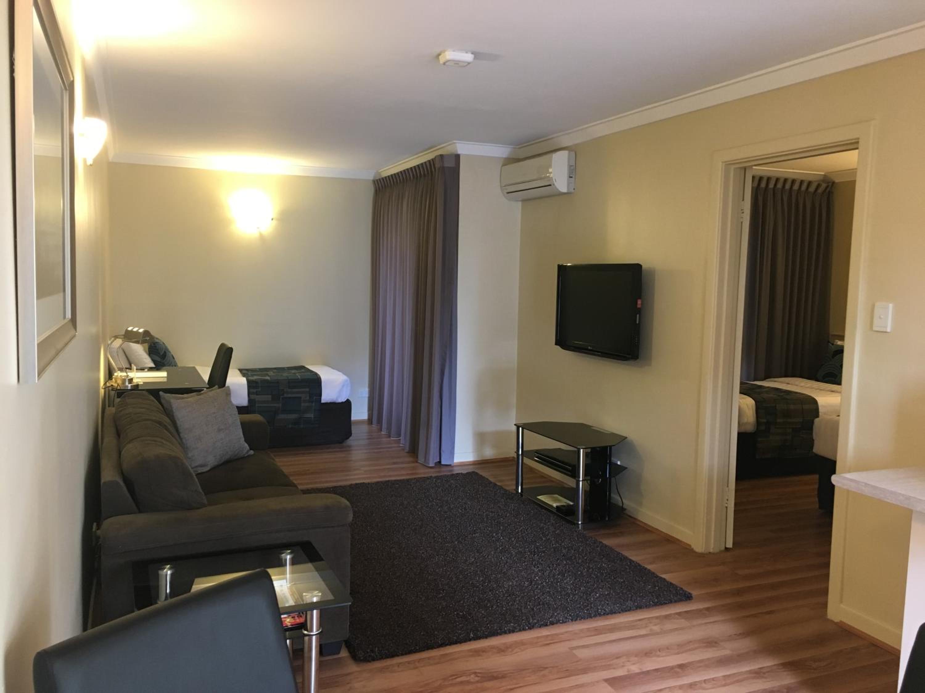 Classic One-Bedroom Triple Bed Suite