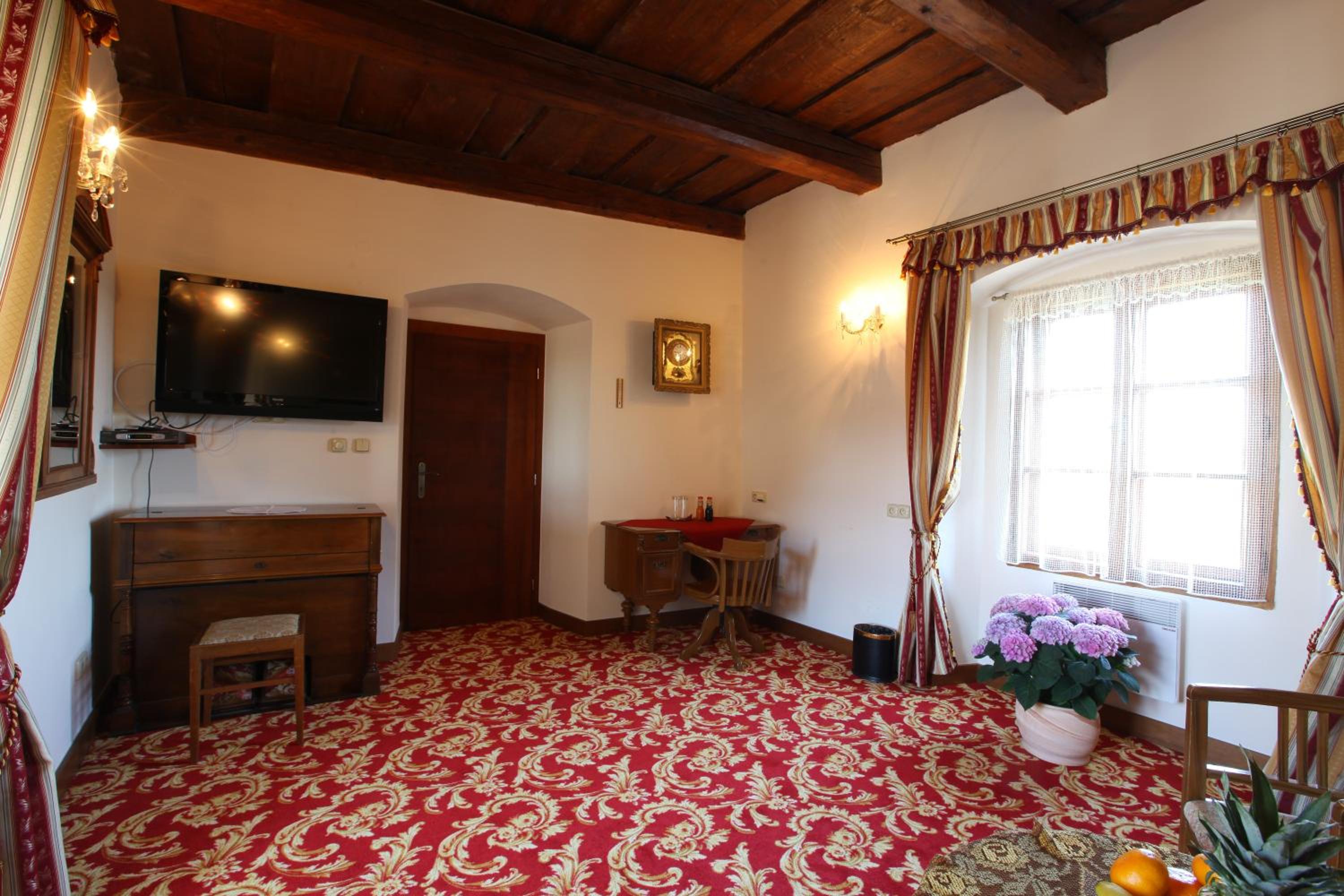 Apartment - Split Level - Photo 2