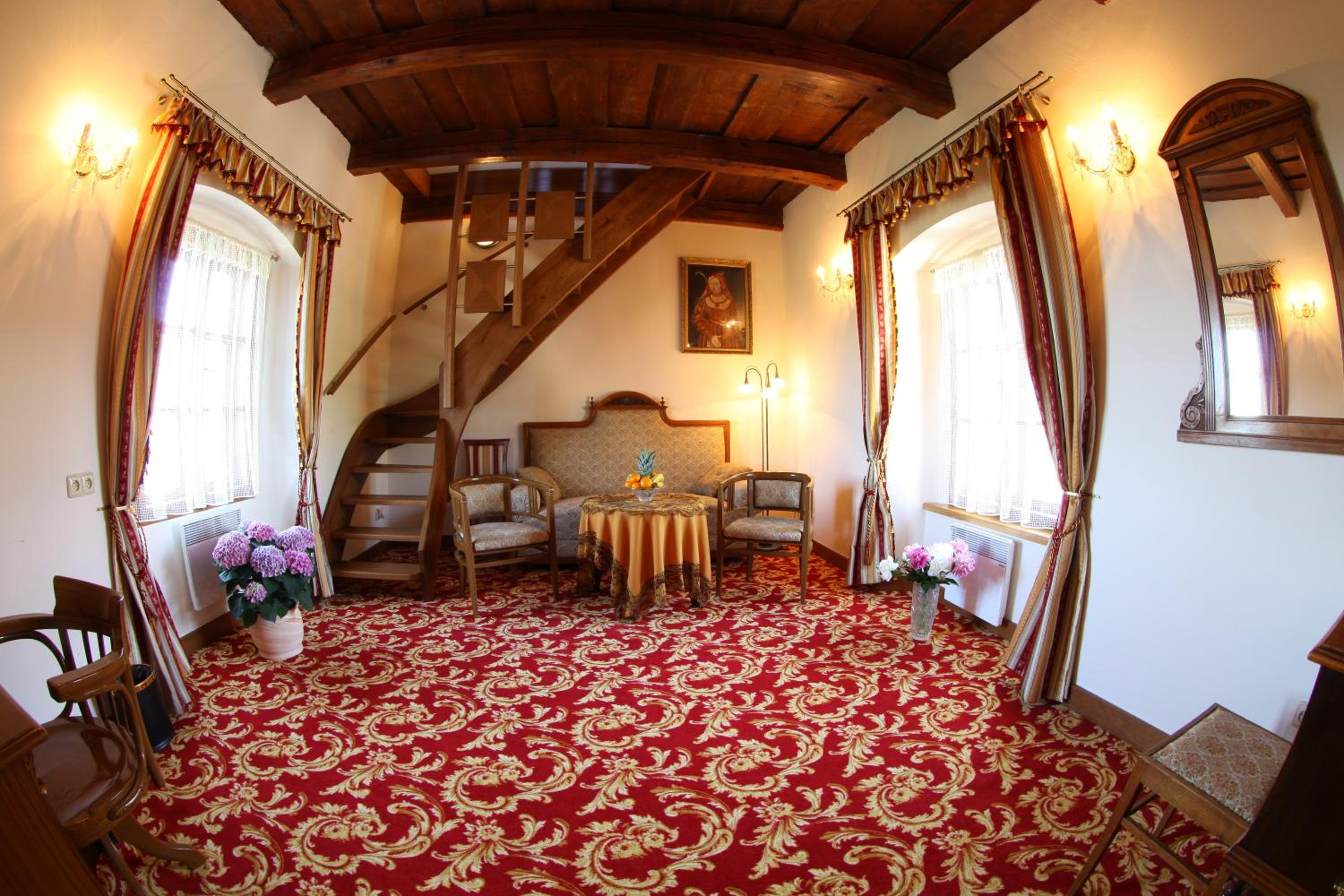 Apartment - Split Level - Photo 1