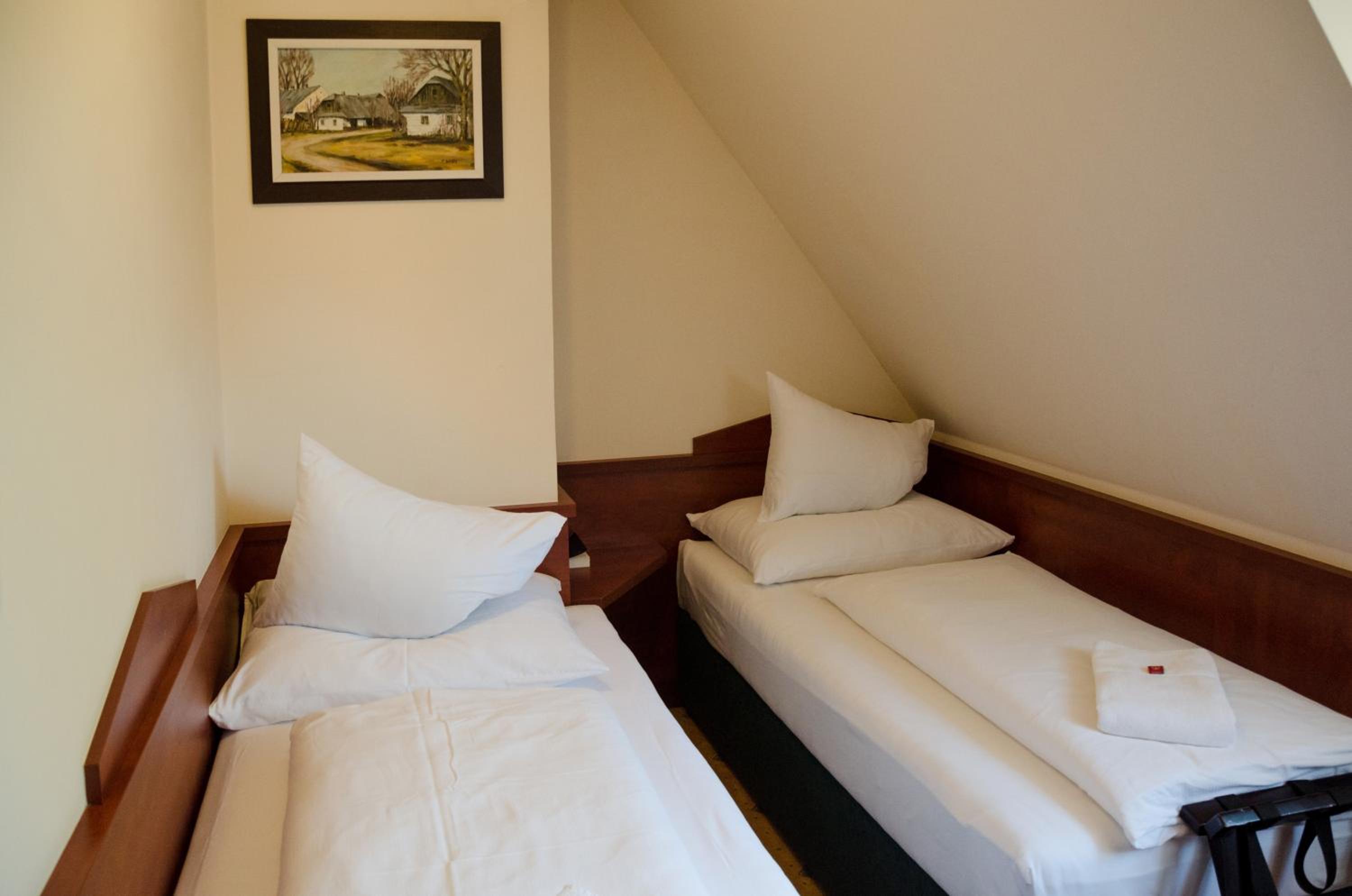 Standard Twin Room - Photo 5