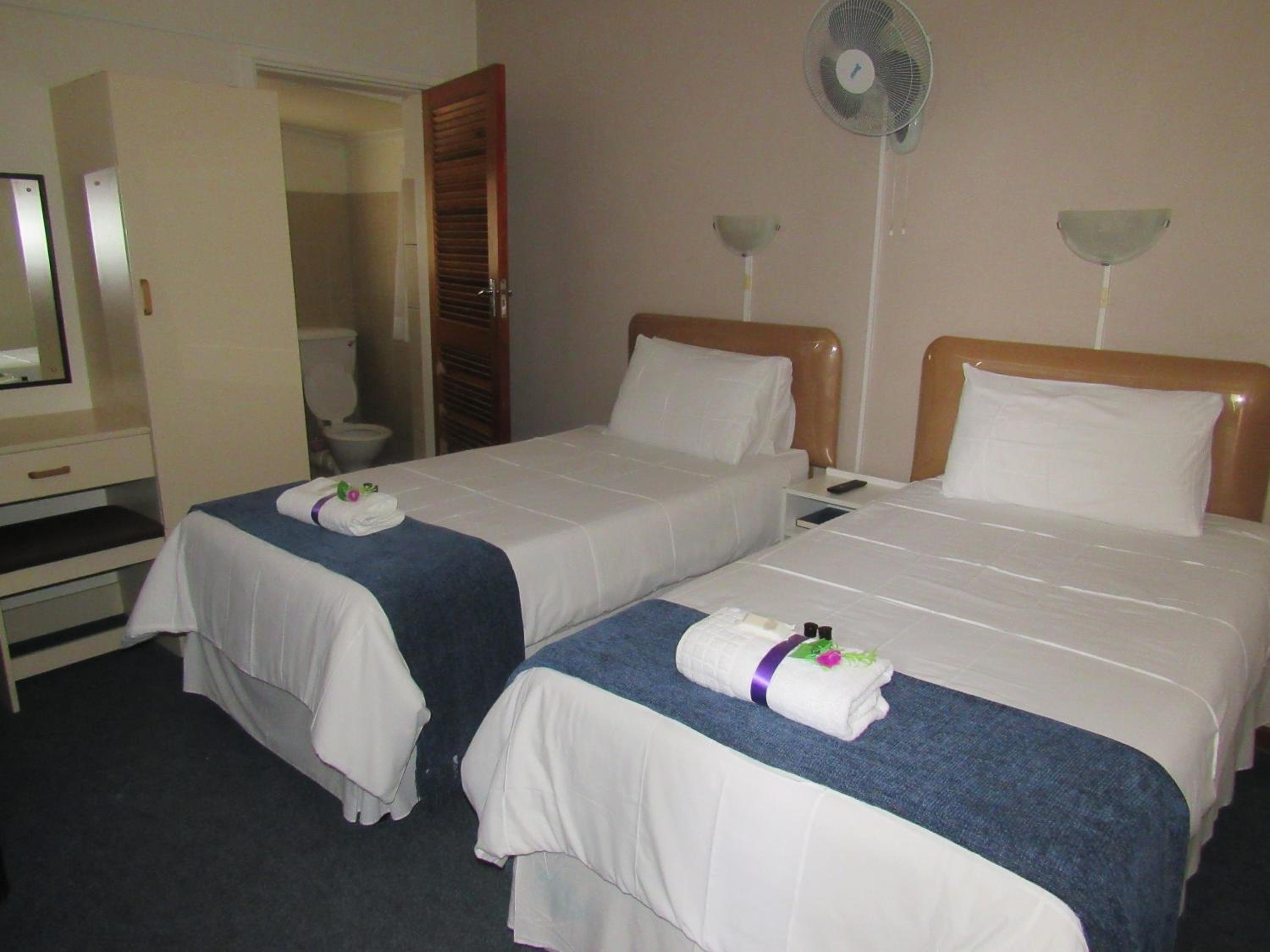 Twin Room with Bathroom - Photo 2