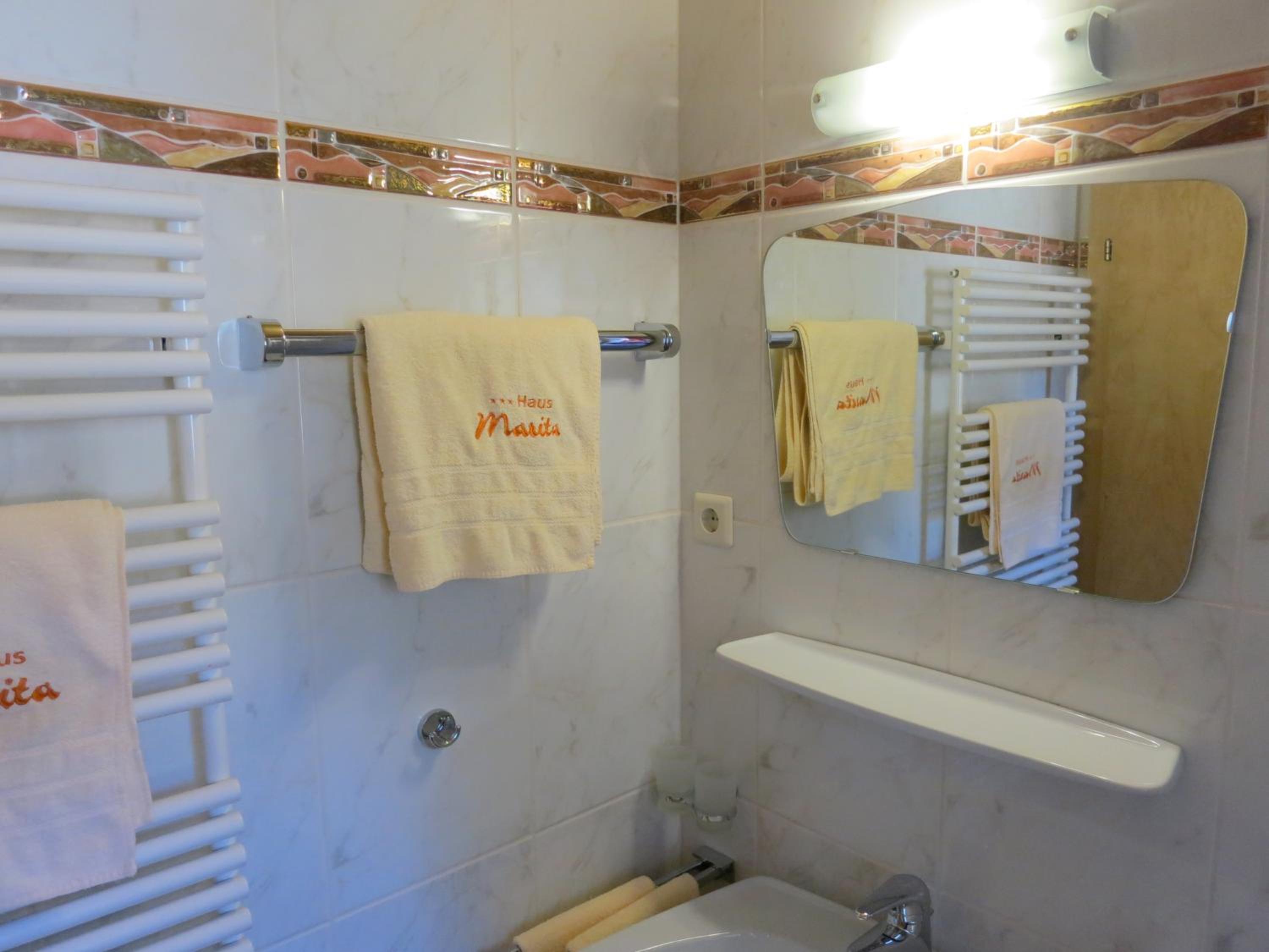 Budget Double Room - Photo 2