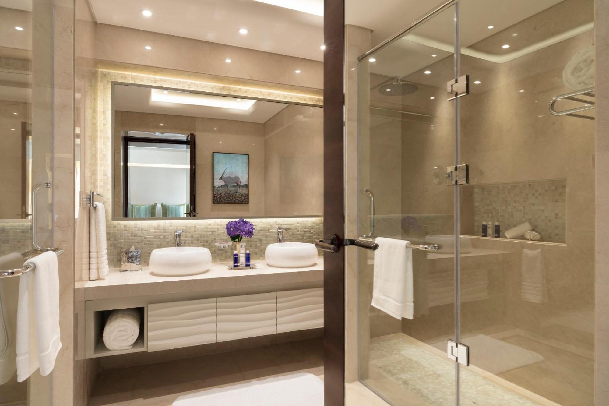 Junior Suite- King photo 2