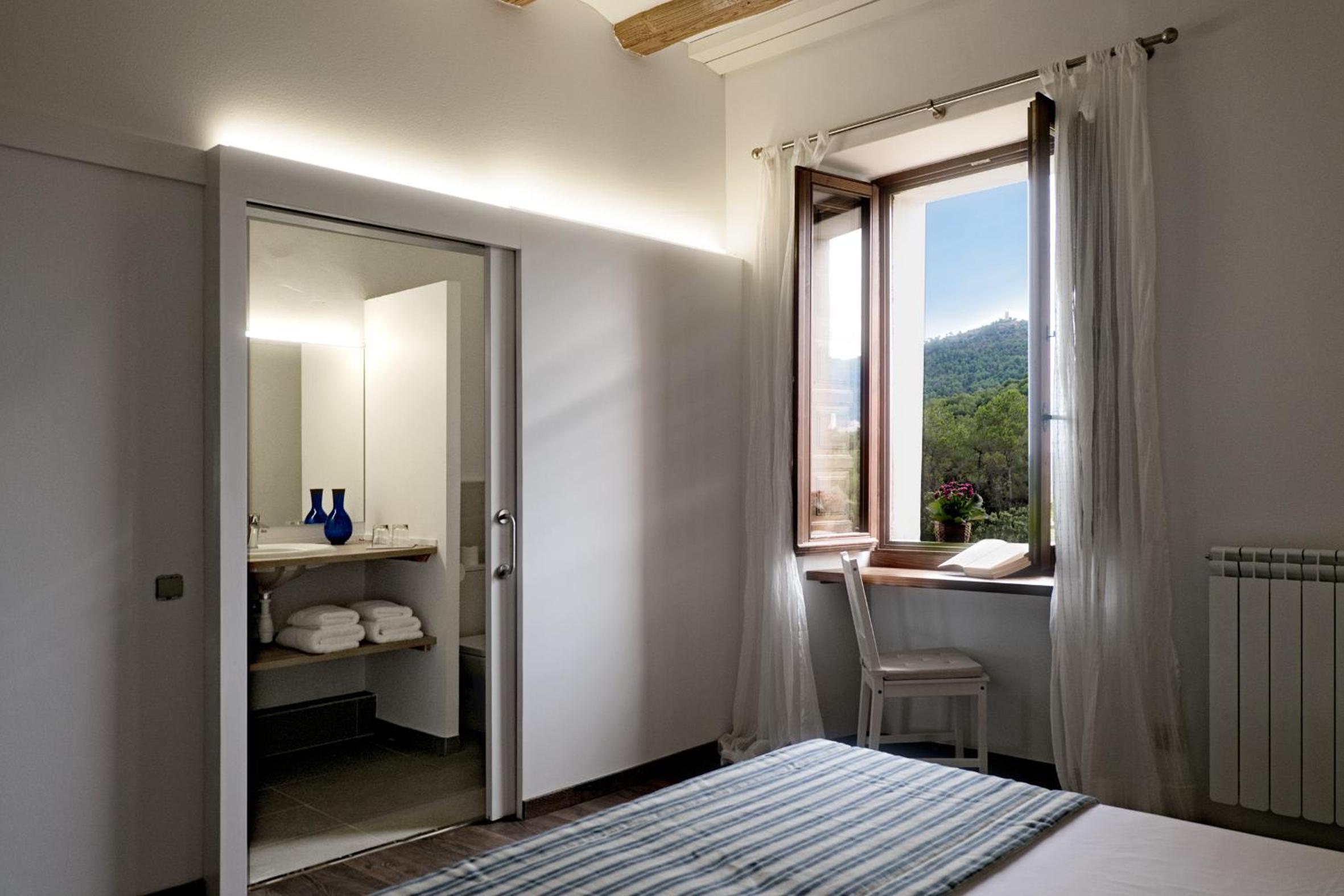 Twin Room with Private Bathroom - Photo 4
