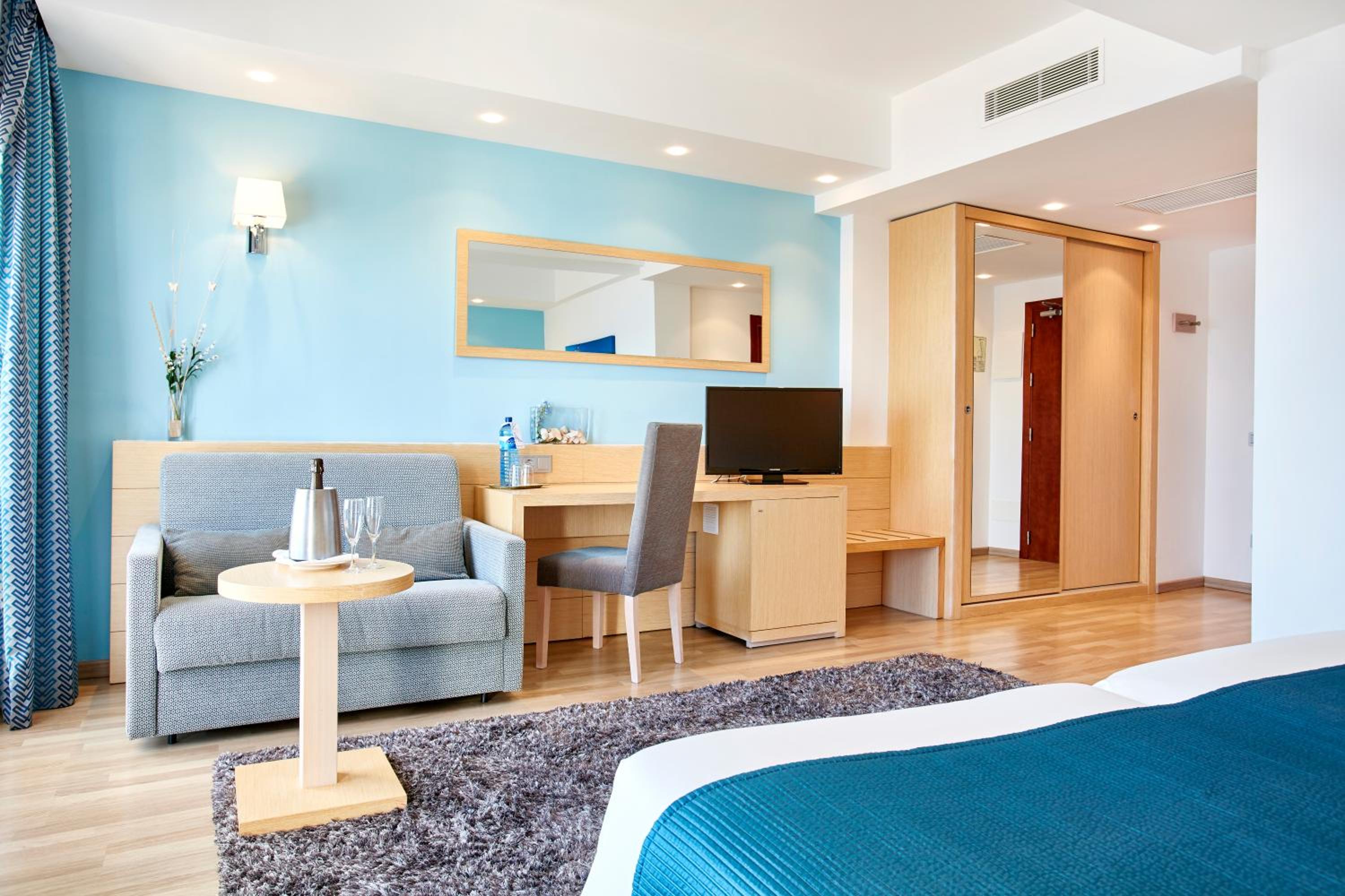 Superior Twin Room with Sea View photo 3