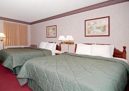 Queen Room with Two Queen Beds - Non-Smoking - Photo 2