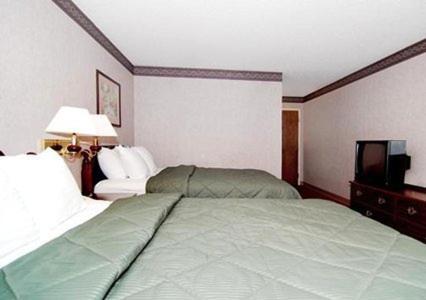 Queen Room with Two Queen Beds - Non-Smoking - Photo 1