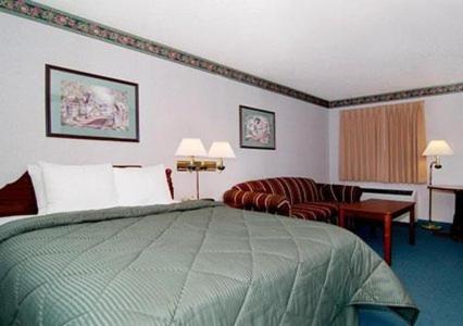 Queen Room with Two Queen Beds - Non-Smoking - Photo 3