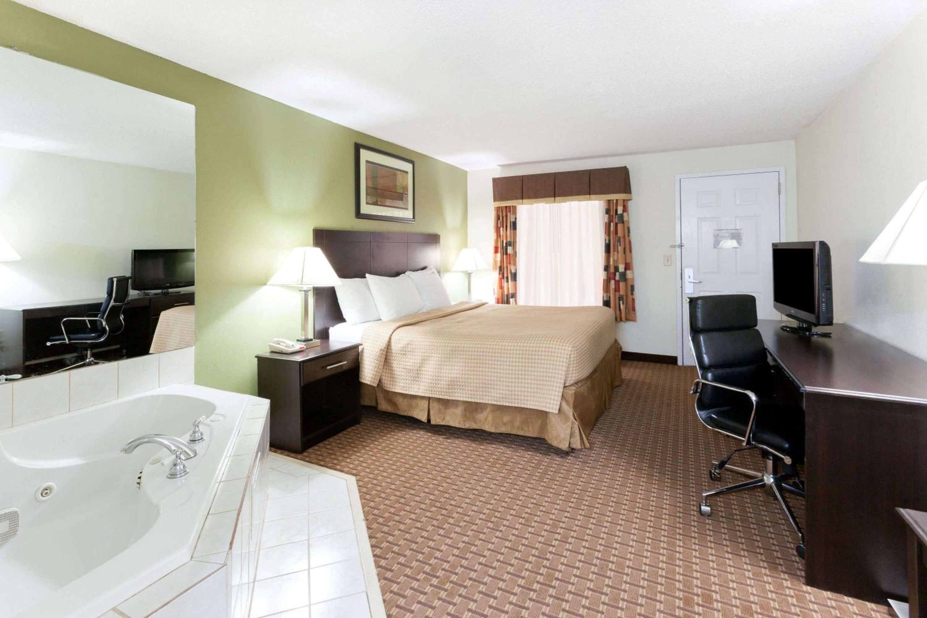 Deluxe King Studio Suite - Non-Smoking - Photo 1