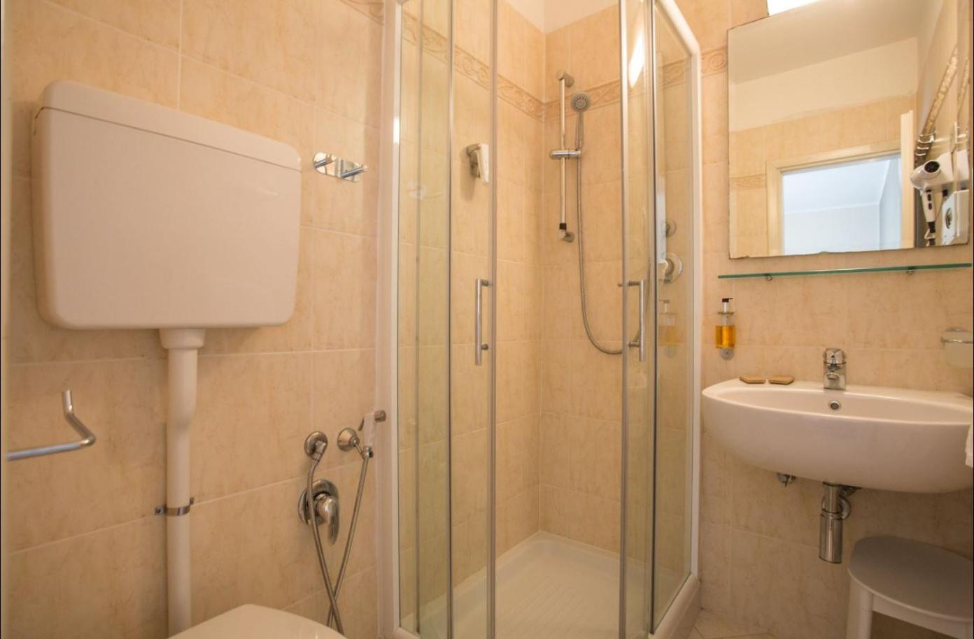 Standard Double Room - Photo 2