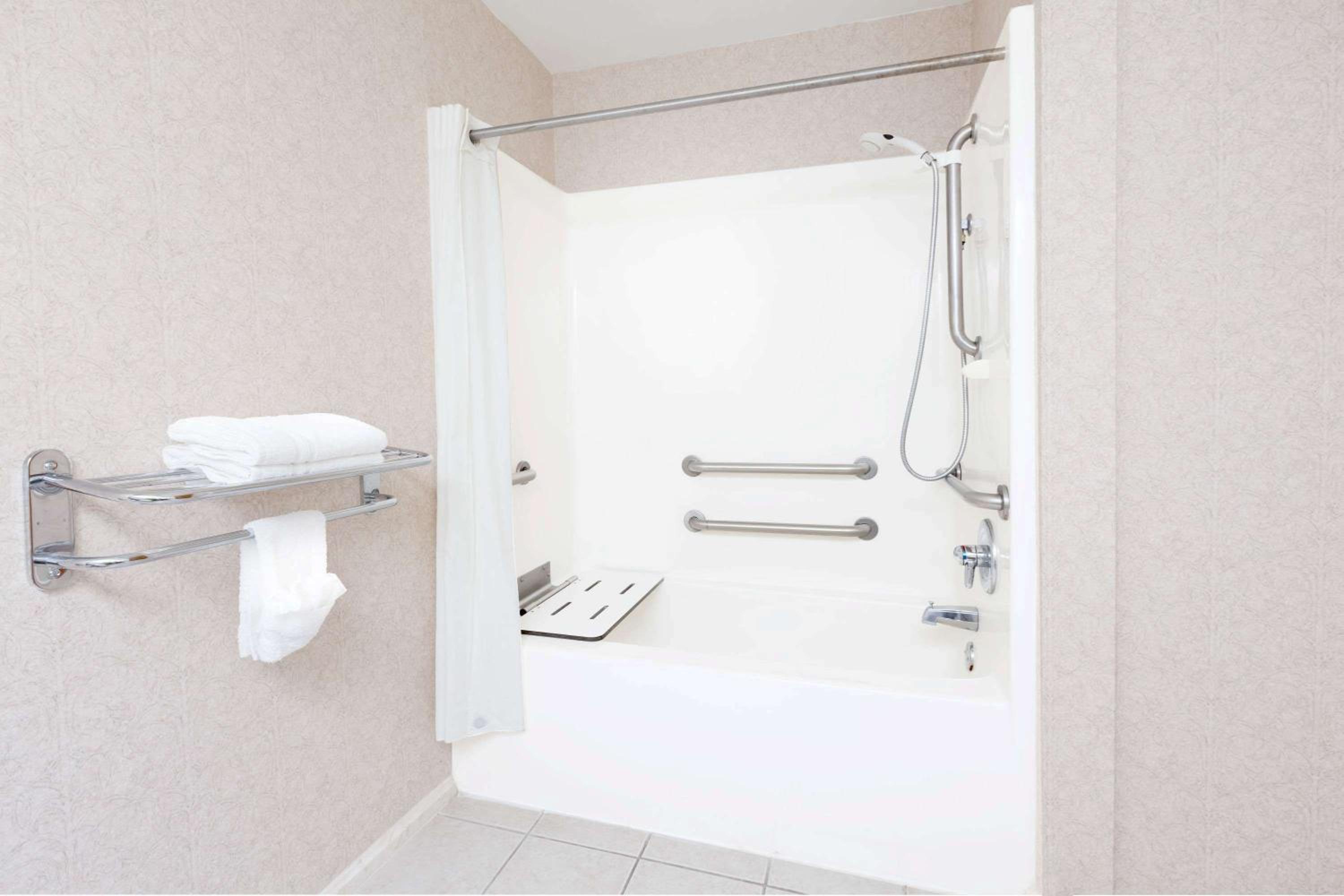 King Room - Disability Access - Non-Smoking - Photo 4