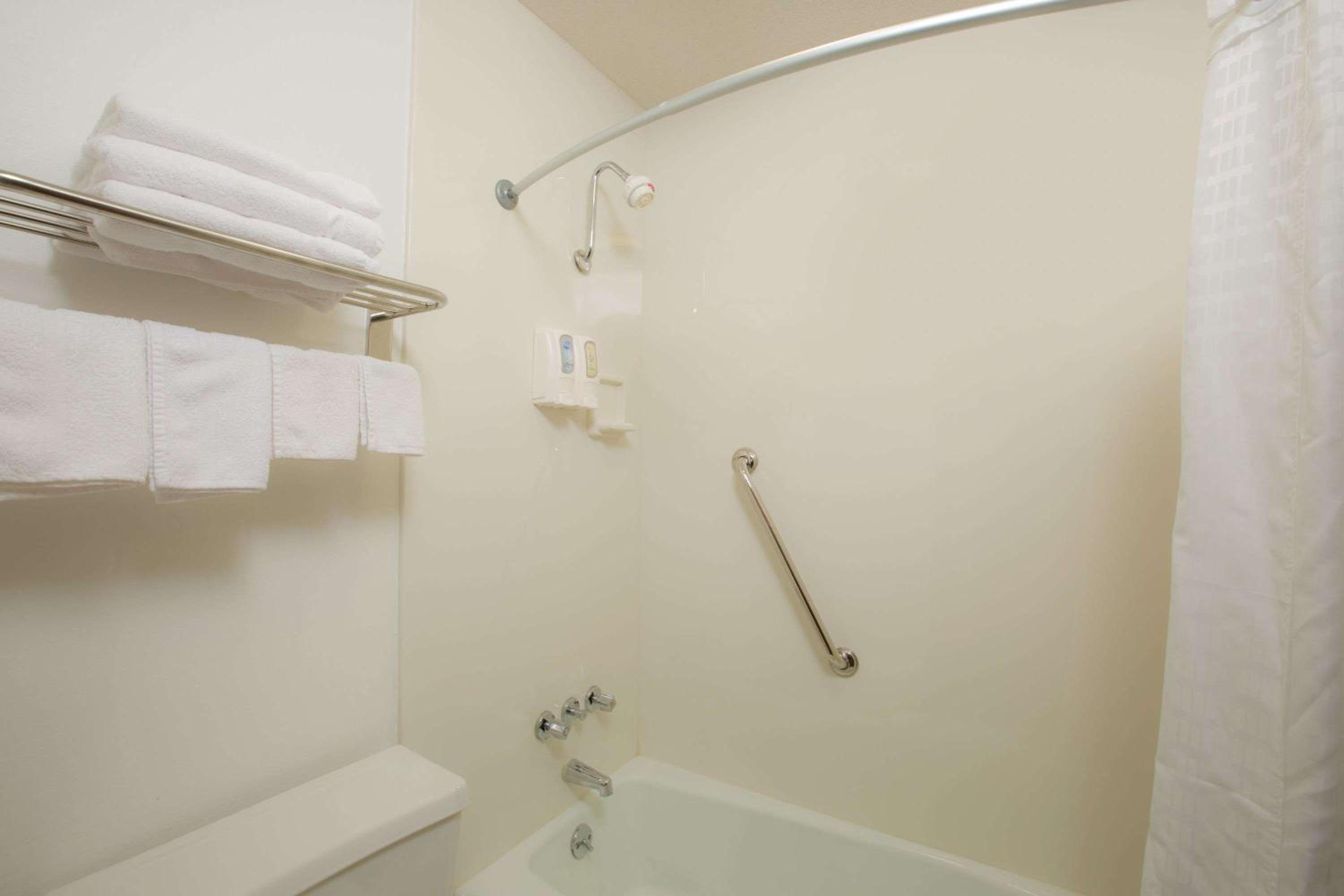 Queen Room wih Two Queen Beds and Bathtub - Mobility Accessible/Smoking photo 2