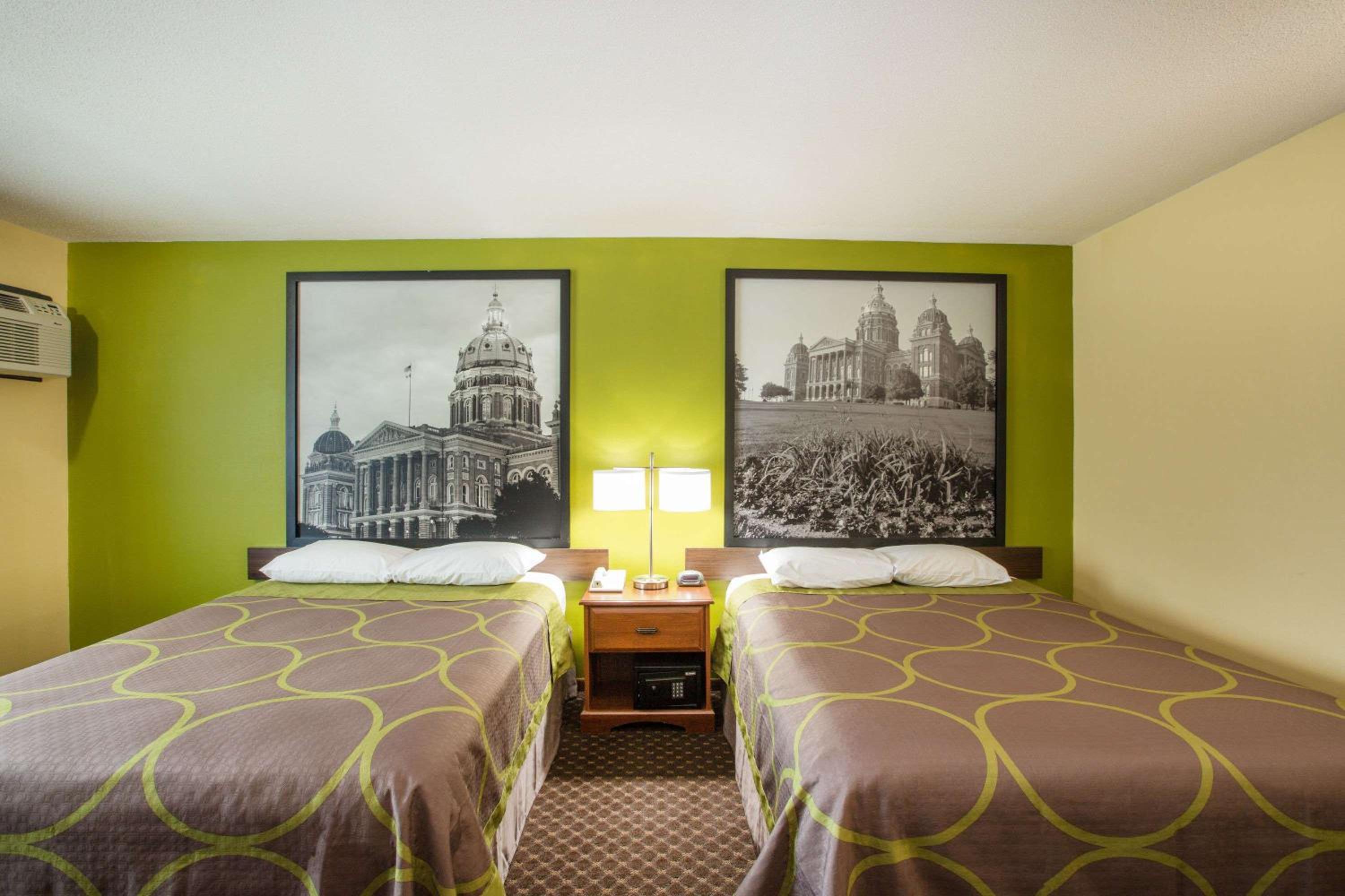 Queen Room with Two Queen Beds - Non-Smoking photo 1