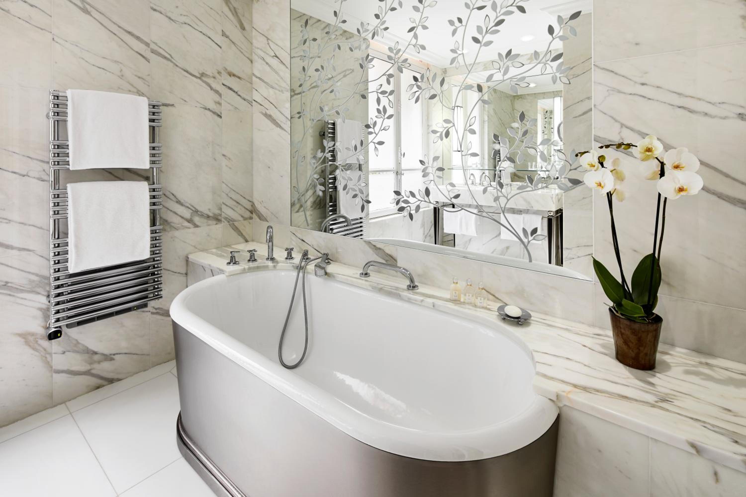 Junior Suite, avenue Montaigne view photo 2