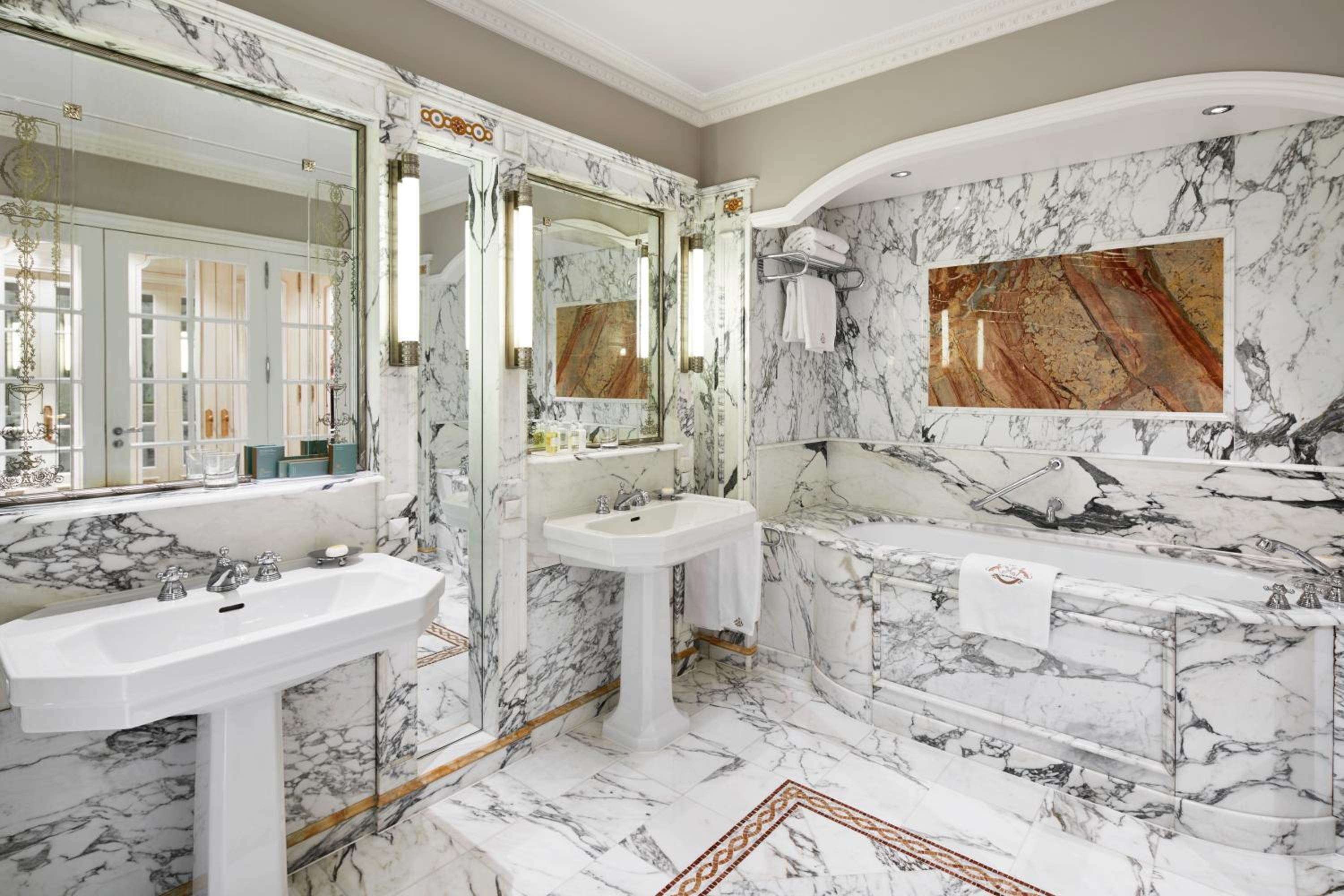 Pompadour Suite photo 2