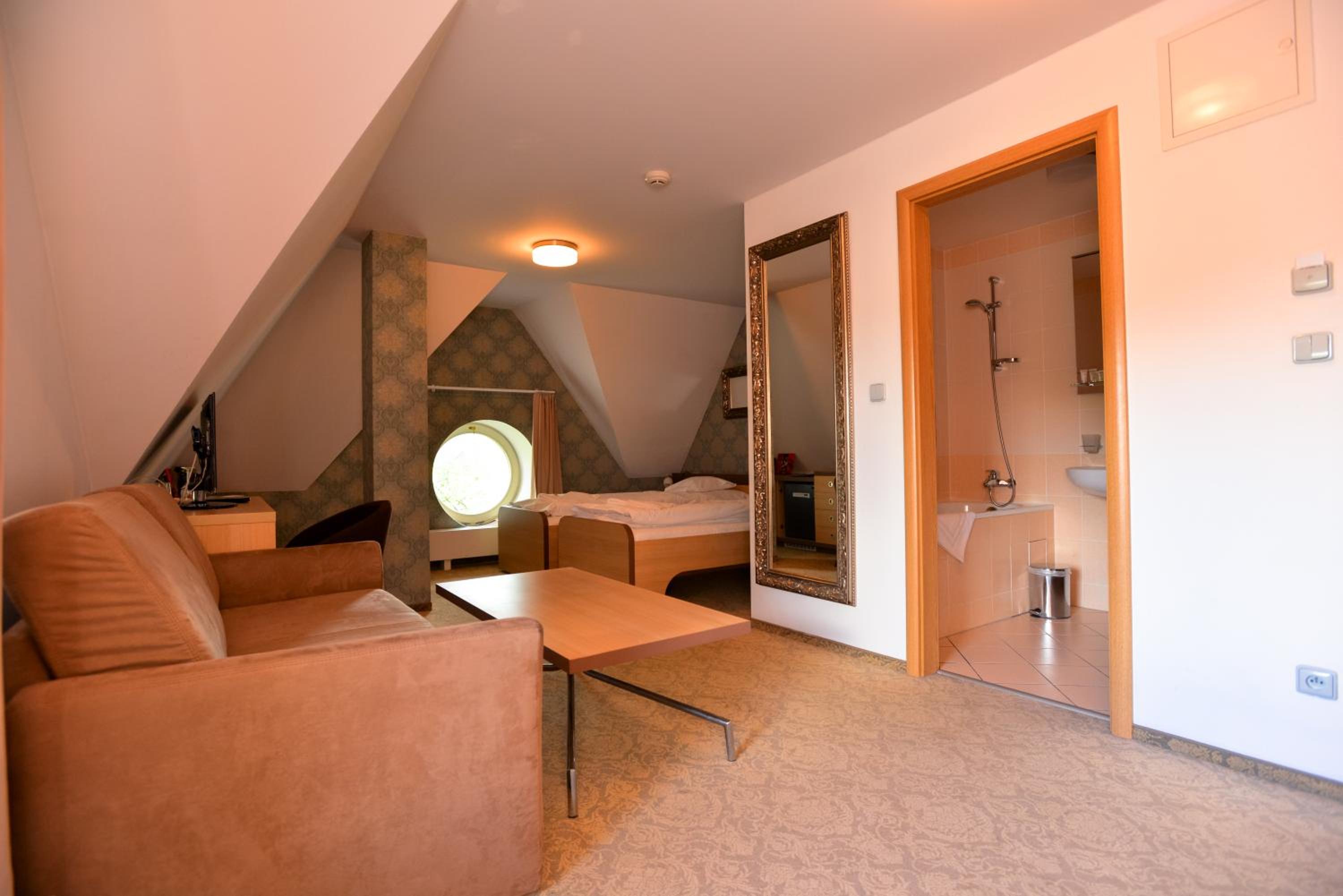Standard Double or Twin Room - Photo 7