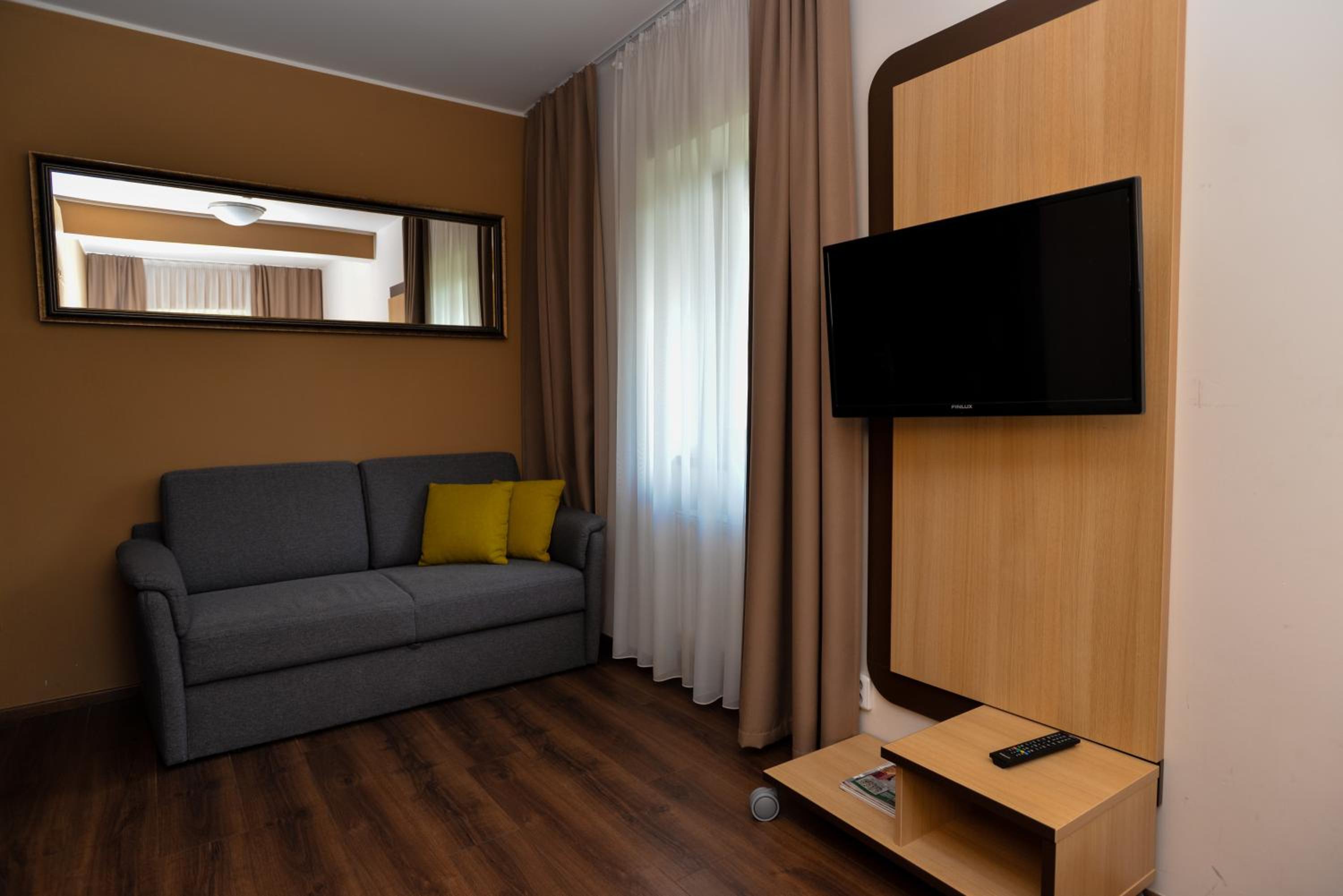 Standard Double or Twin Room - Photo 8