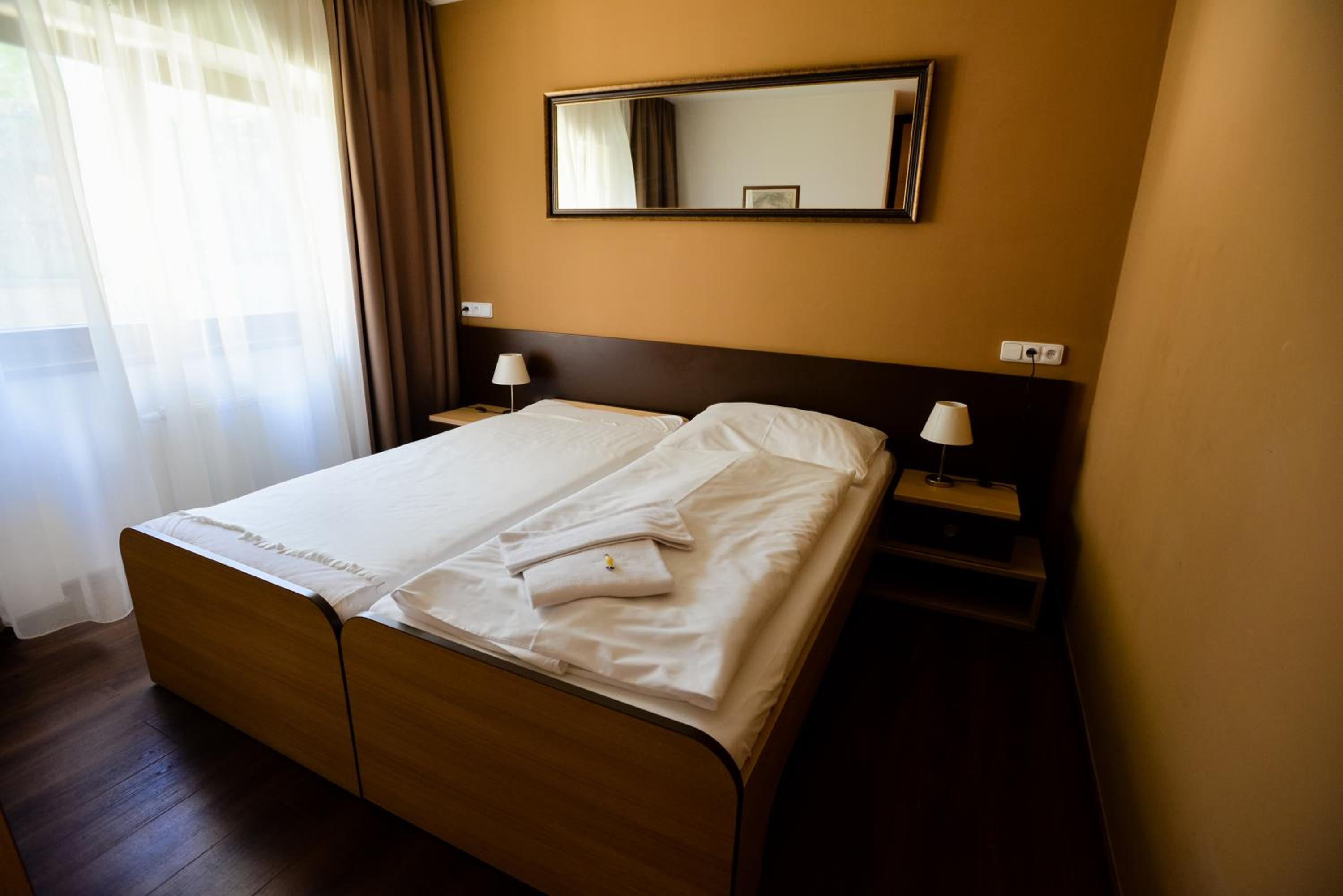 Standard Double or Twin Room - Photo 5