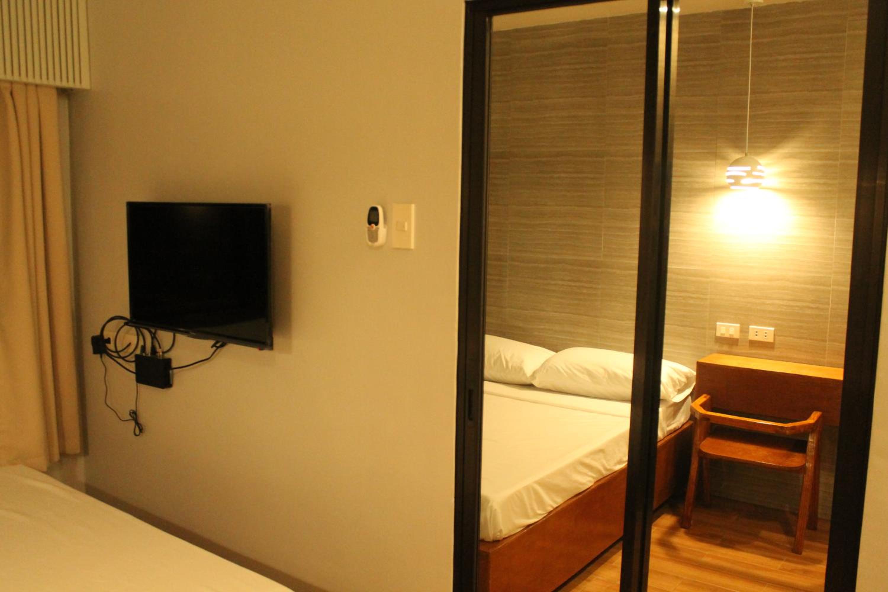 Deluxe Queen Room - Photo 6