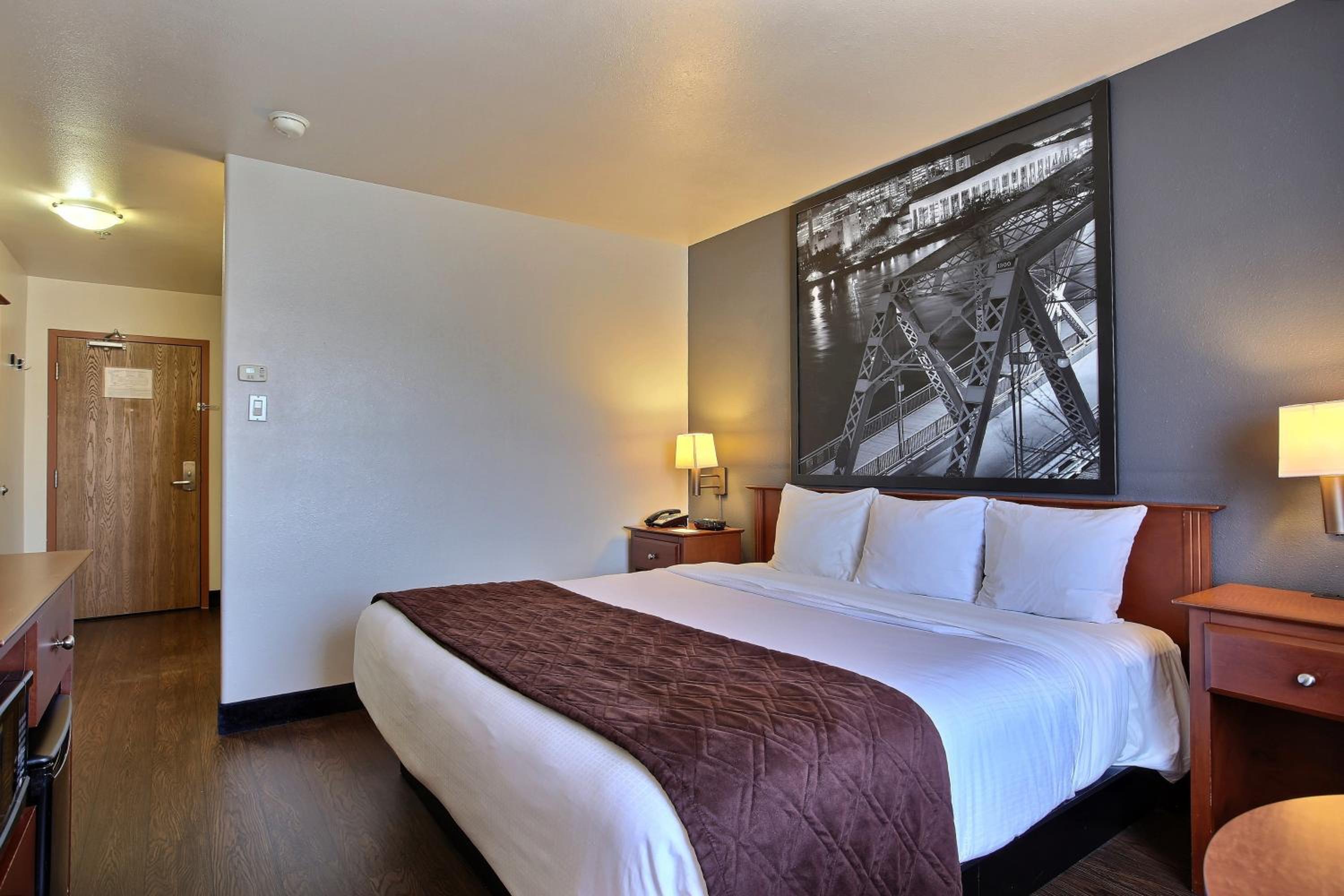 Deluxe King Room - Non-Smoking - Photo 1