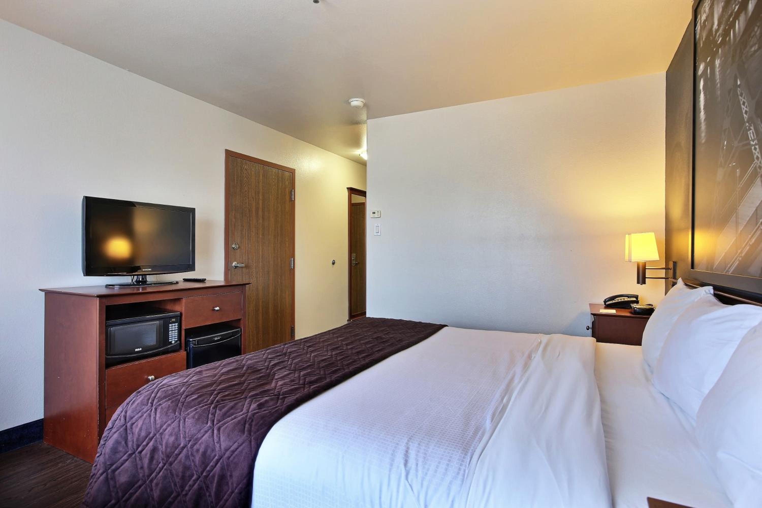 Deluxe King Room - Non-Smoking - Photo 4