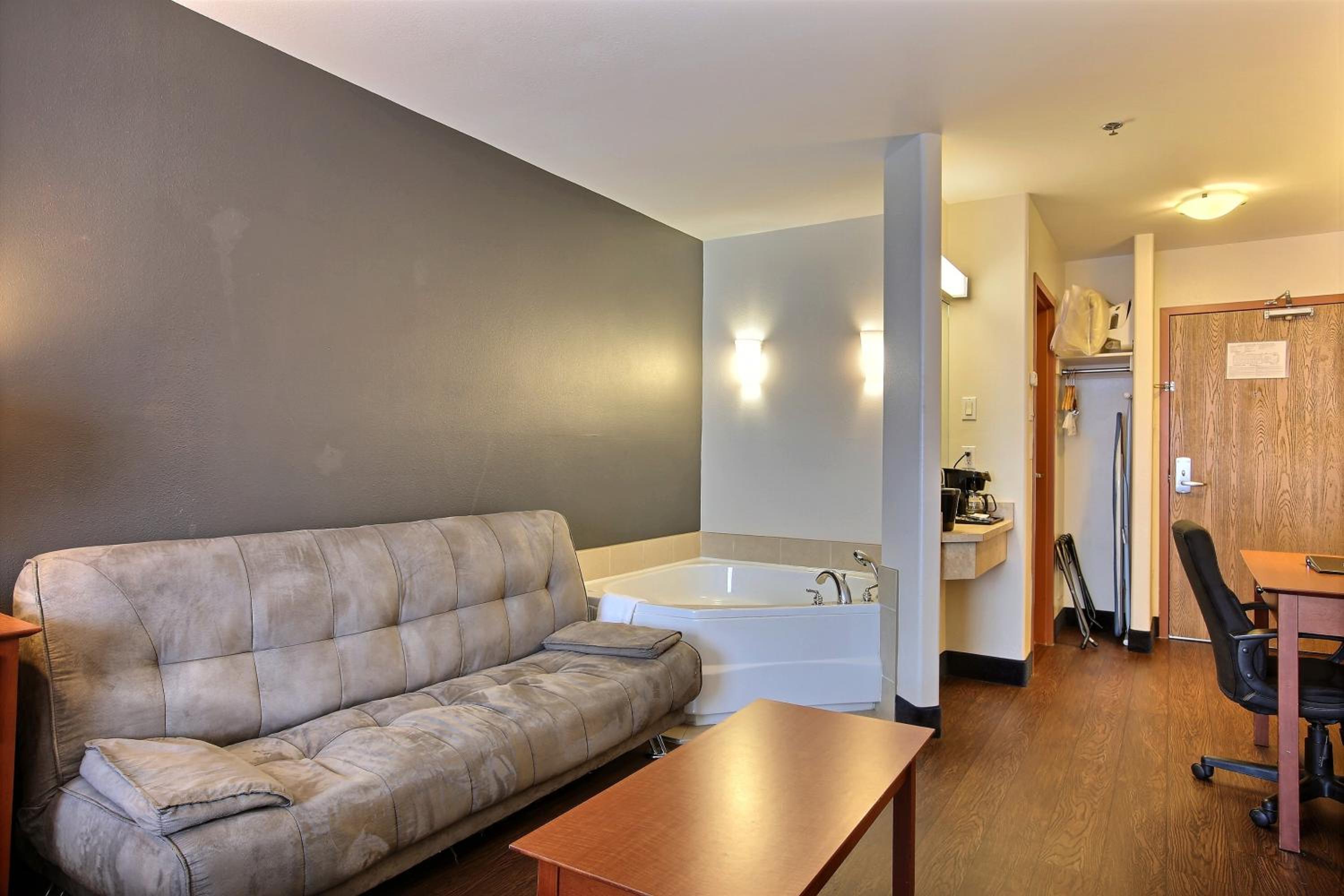 King Suite with Spa Bath- Non-Smoking - Photo 4
