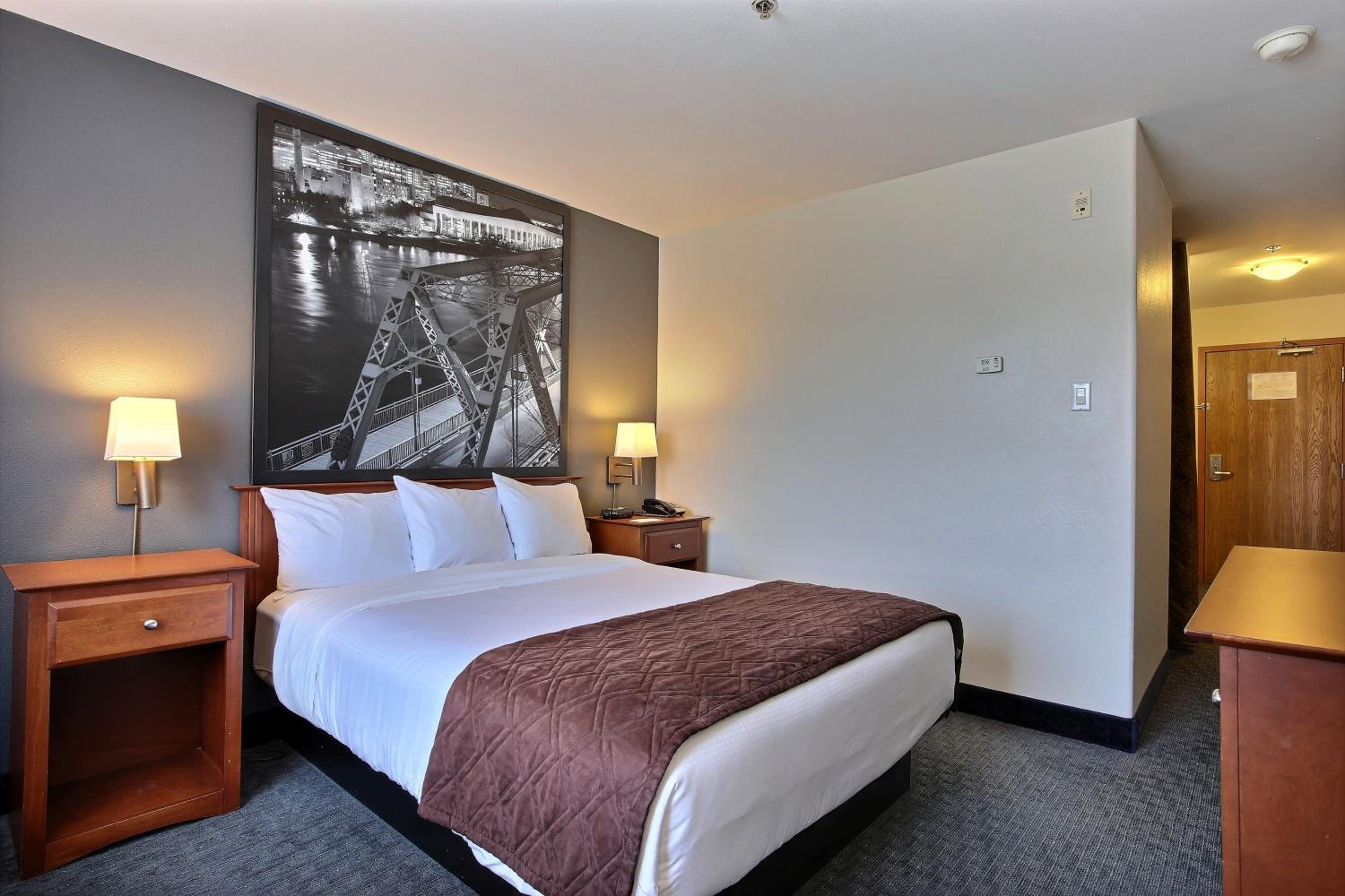Queen Suite - Non-Smoking - Photo 1