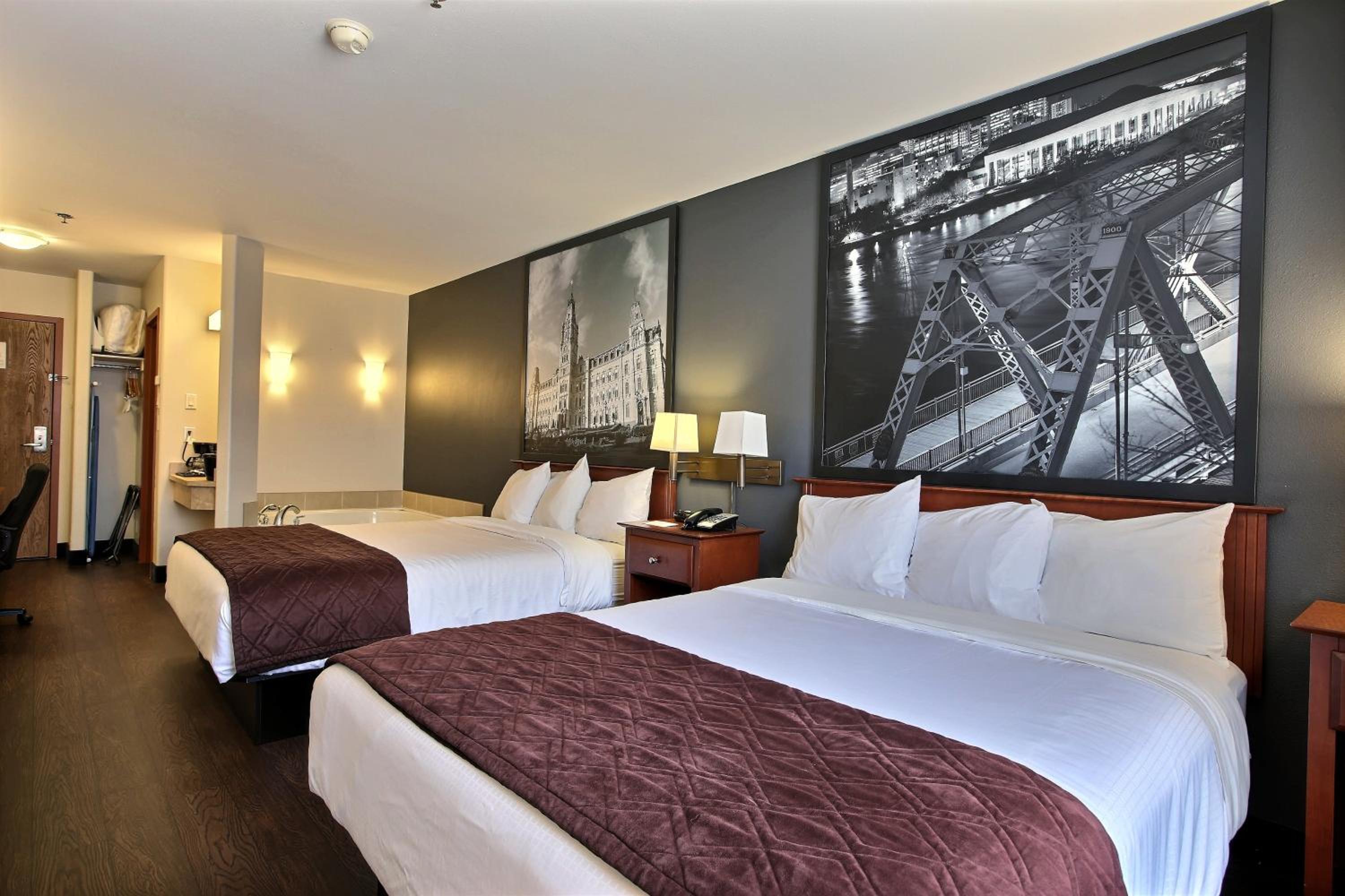 Deluxe Queen Suite with Two Queen Beds and Spa Bath - Non-Smoking - Photo 2