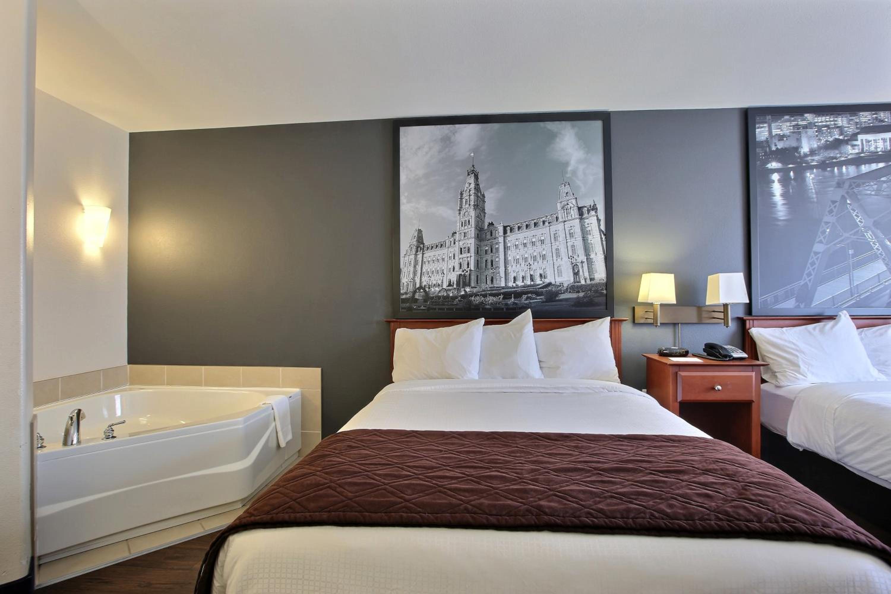 Deluxe Queen Suite with Two Queen Beds and Spa Bath - Non-Smoking - Photo 3