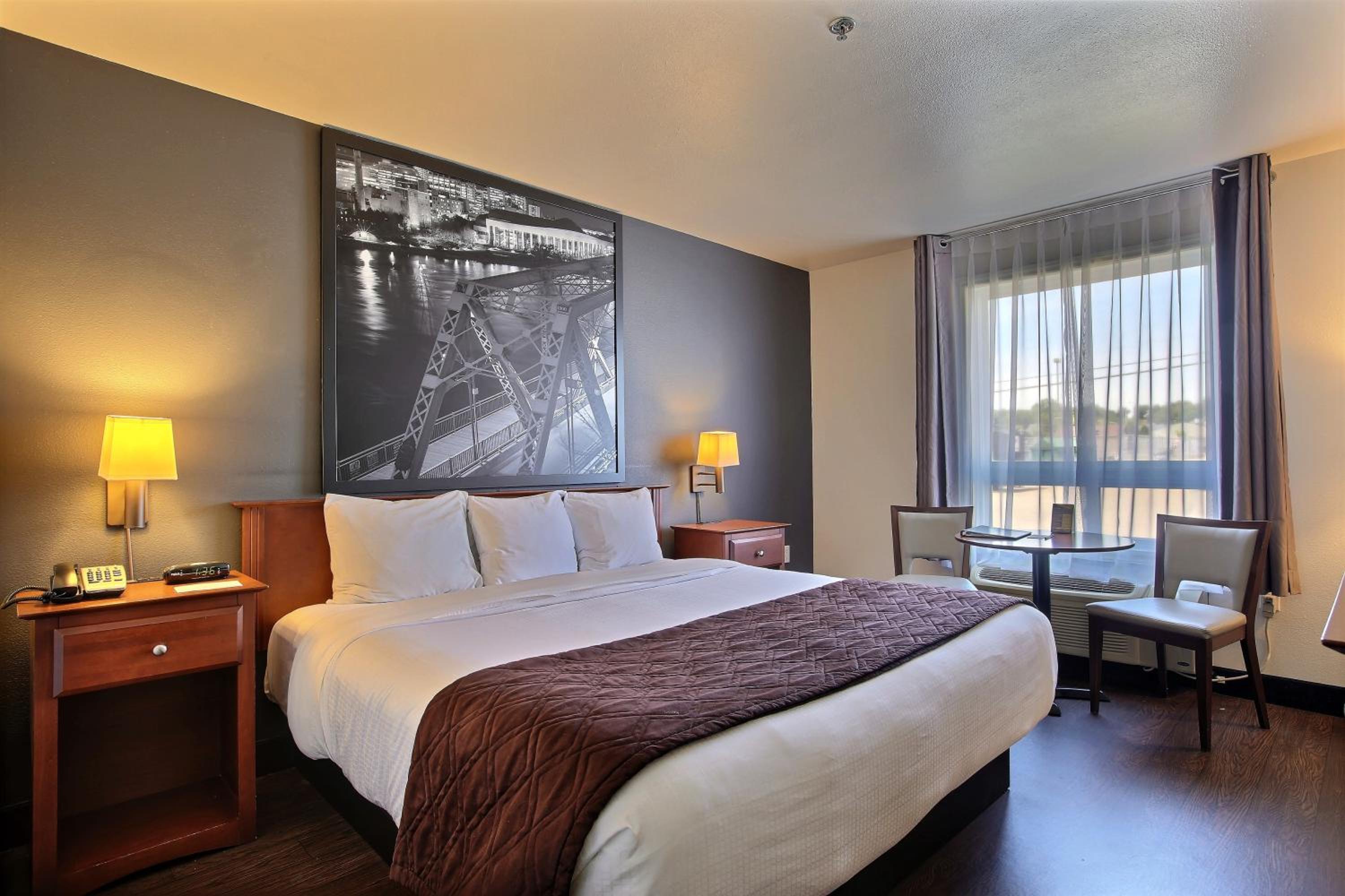 Deluxe King Room - Non-Smoking - Photo 2
