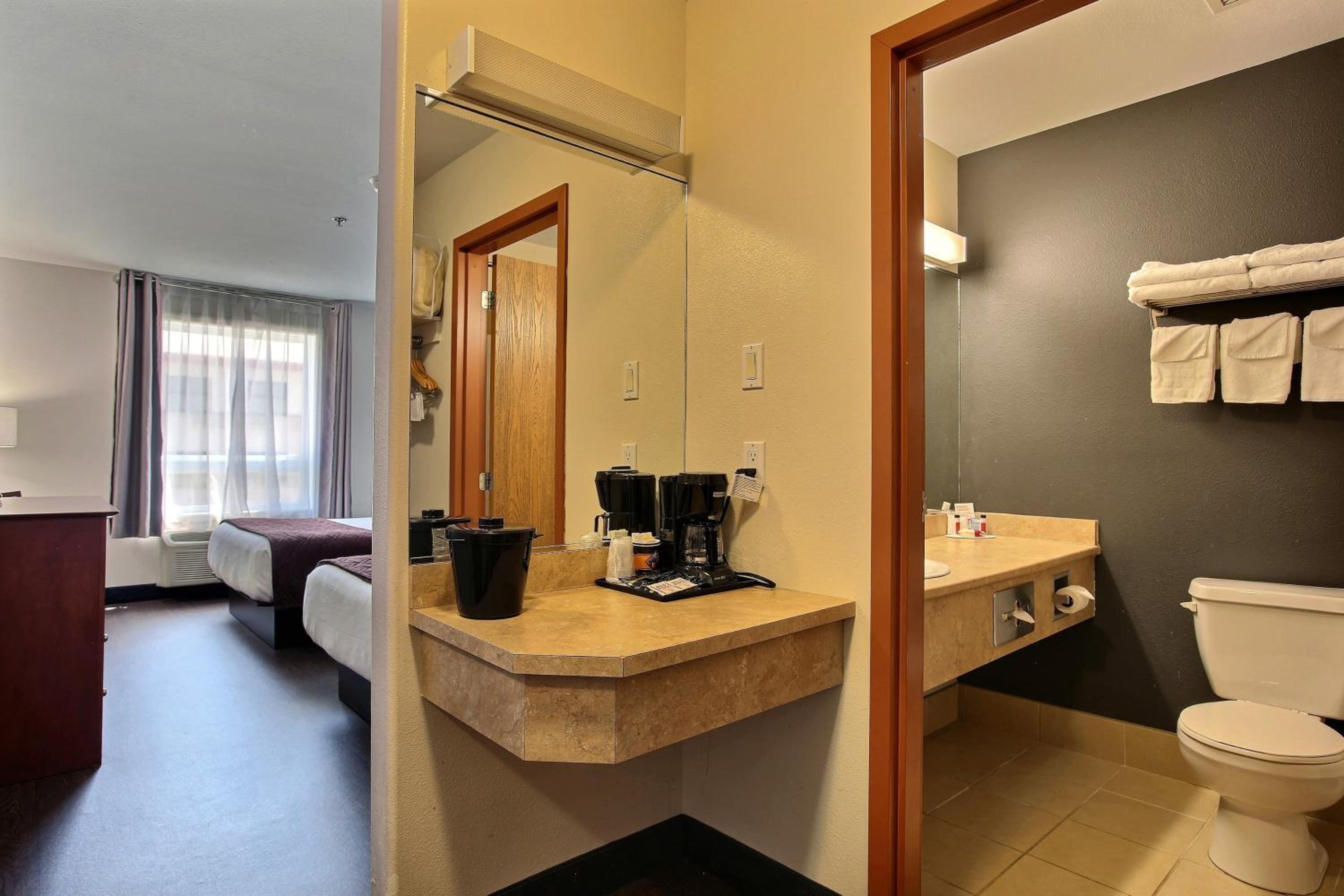 Queen Room with Two Queen Beds - Non-Smoking - Photo 2