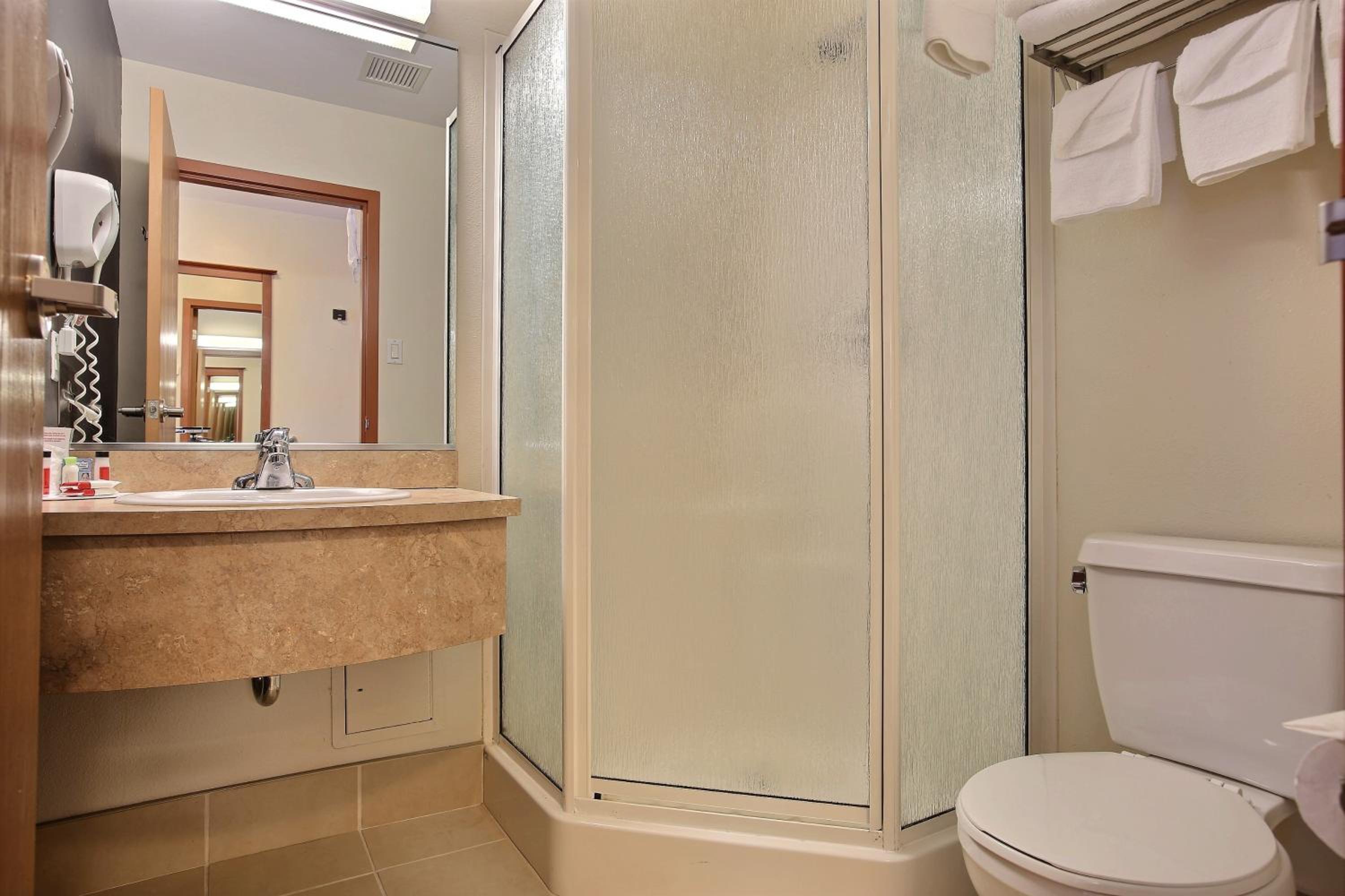 King Suite with Spa Bath- Non-Smoking - Photo 3