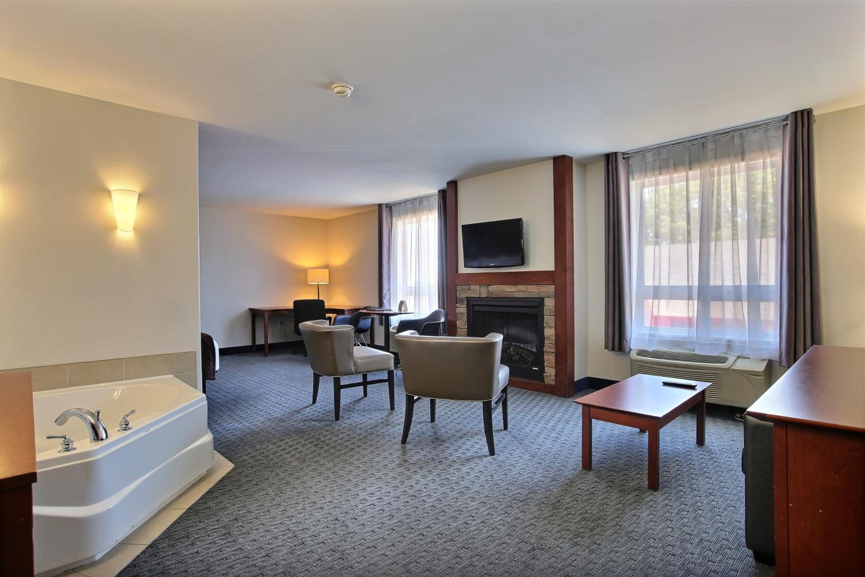Executive King Suite - Non-Smoking - Photo 2