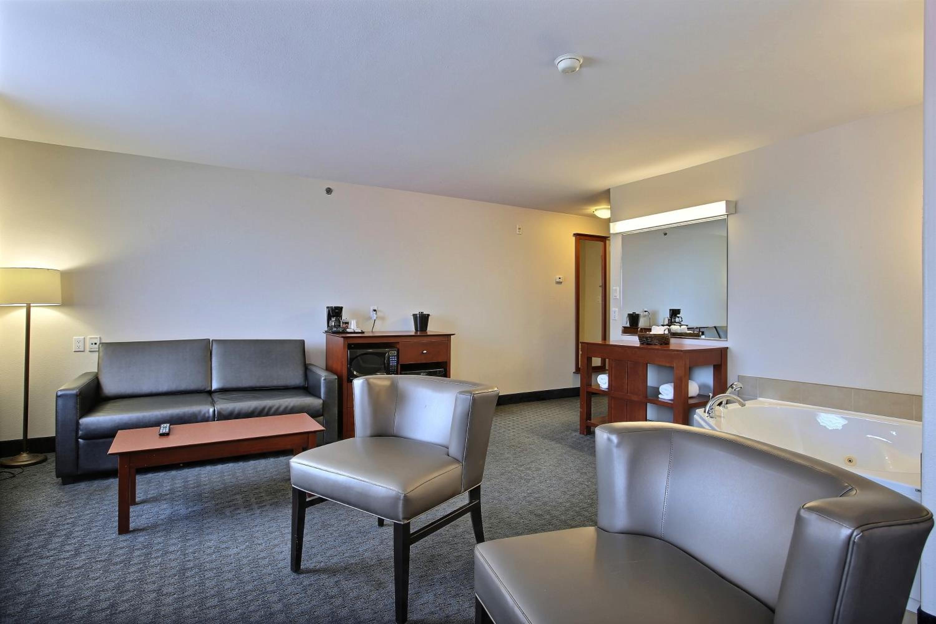 Executive King Suite - Non-Smoking - Photo 3