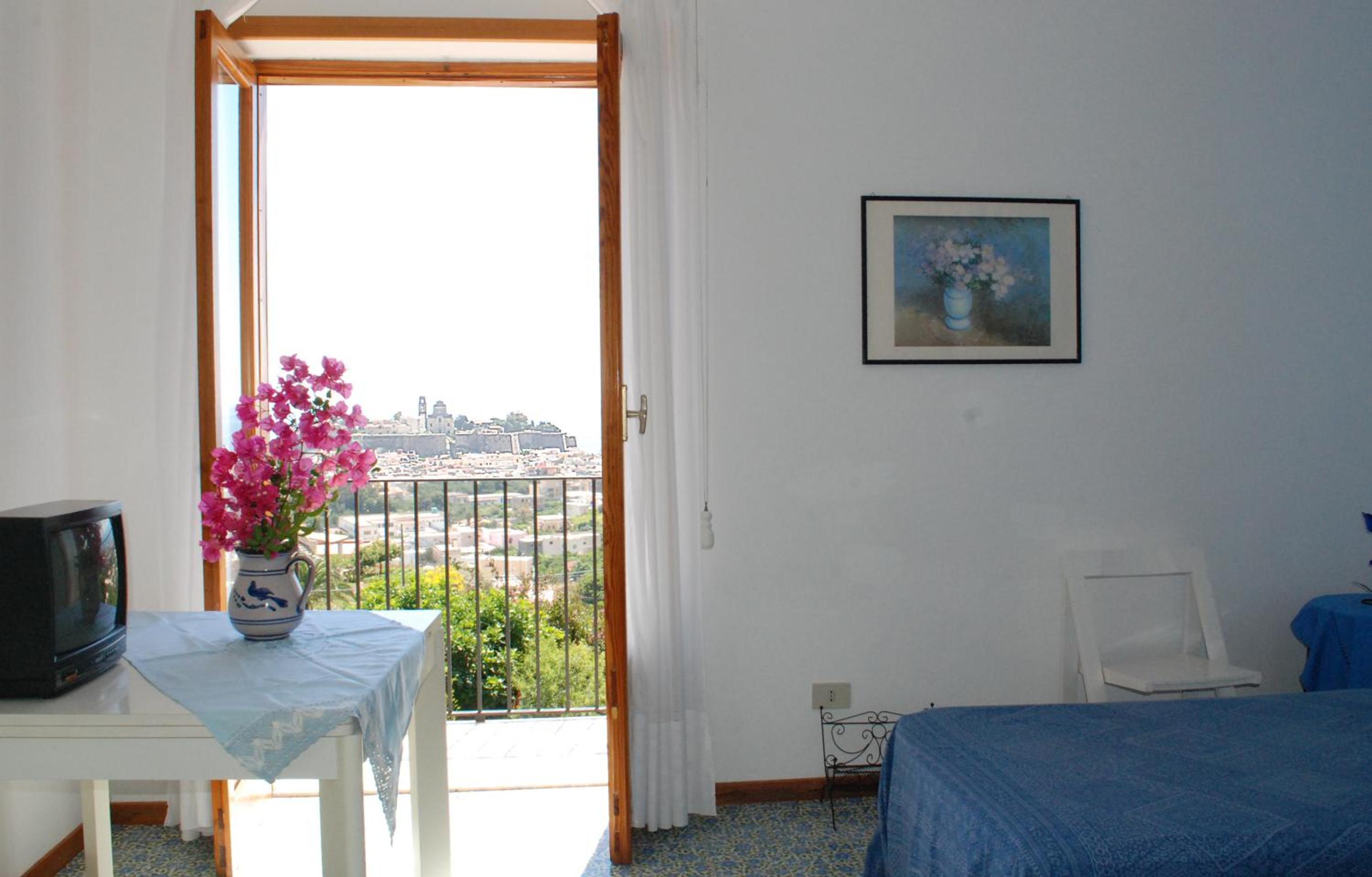Large One-Bedroom Apartment - Photo 2