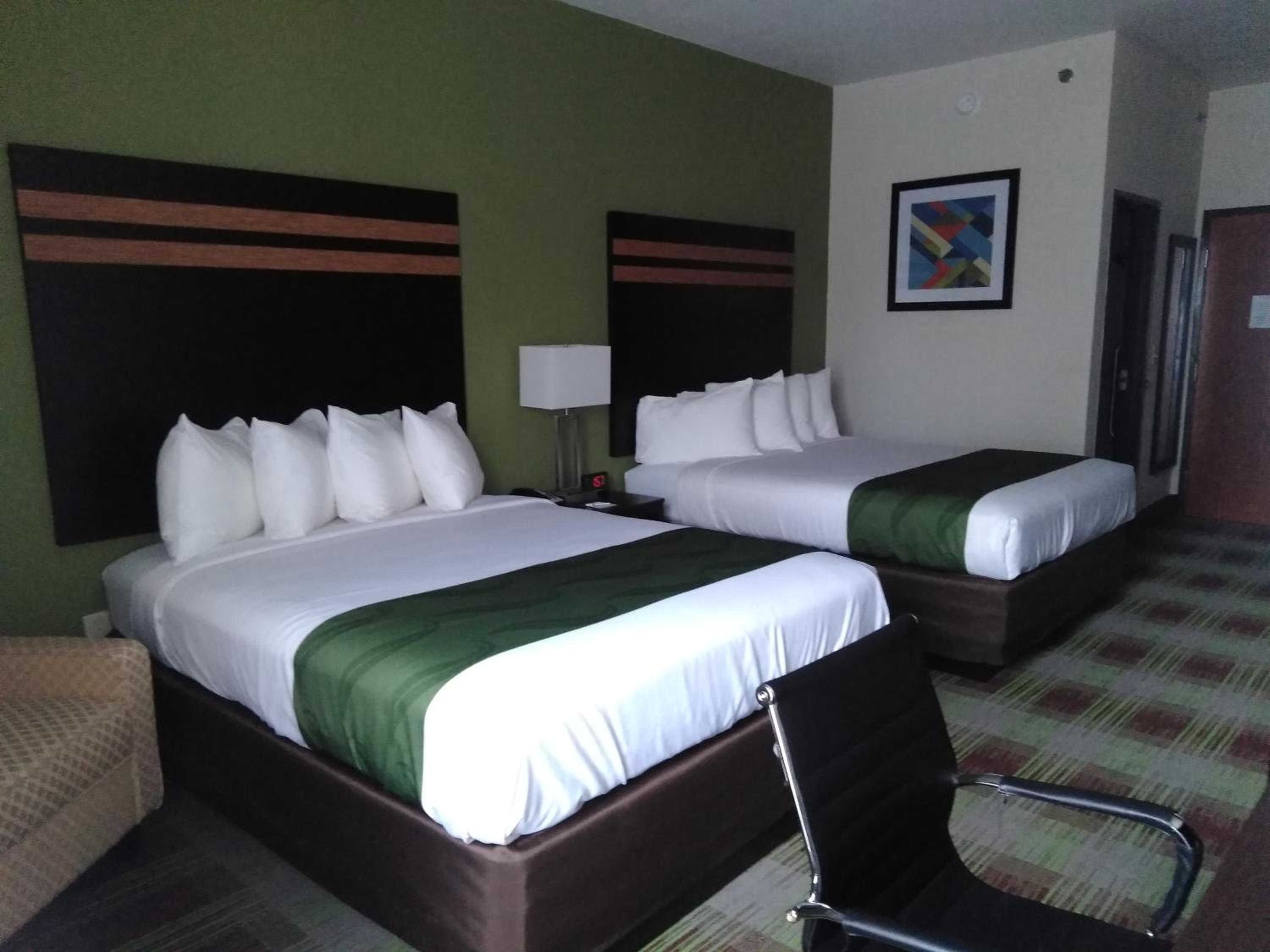 Queen Room with Two Queen Beds - Non-Smoking - Photo 4