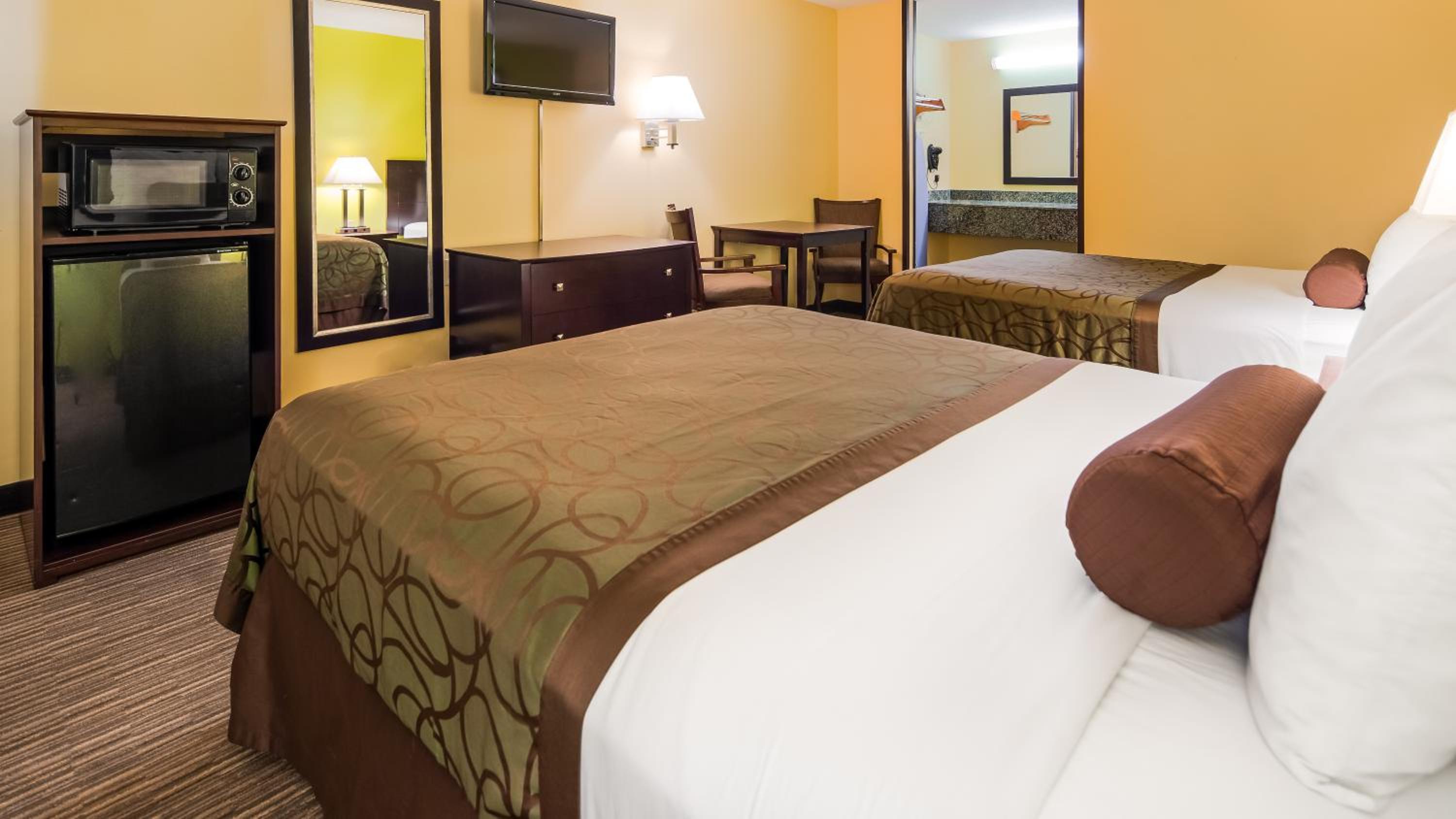 Queen Room with Two Queen Beds and Bathtub- Disability Access/Smoking - Photo 4