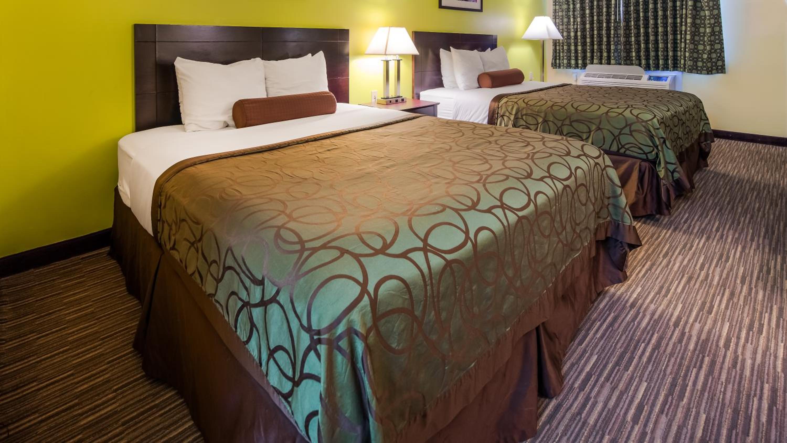 Queen Room with Two Queen Beds and Bathtub- Disability Access/Smoking - Photo 1