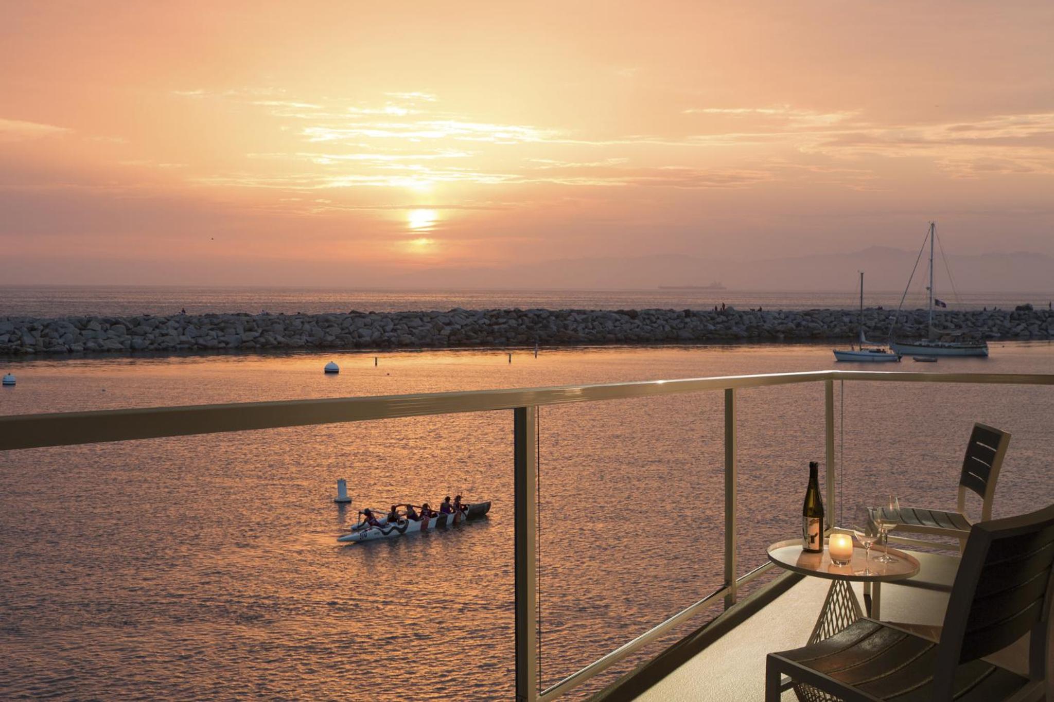 Deluxe King Room with Ocean View - Photo 4