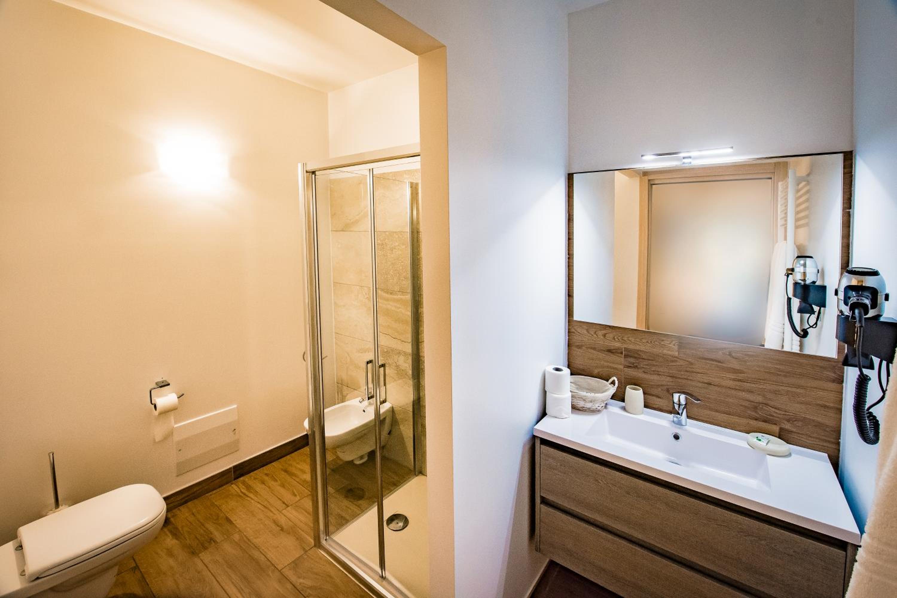 Deluxe Double Room (Gold) - Photo 4