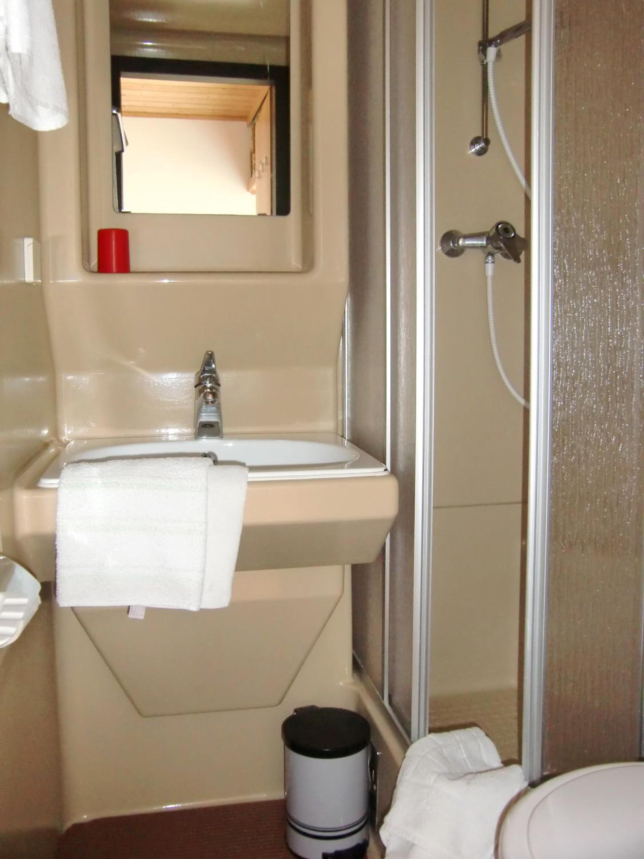 Economy Double Room - Photo 6
