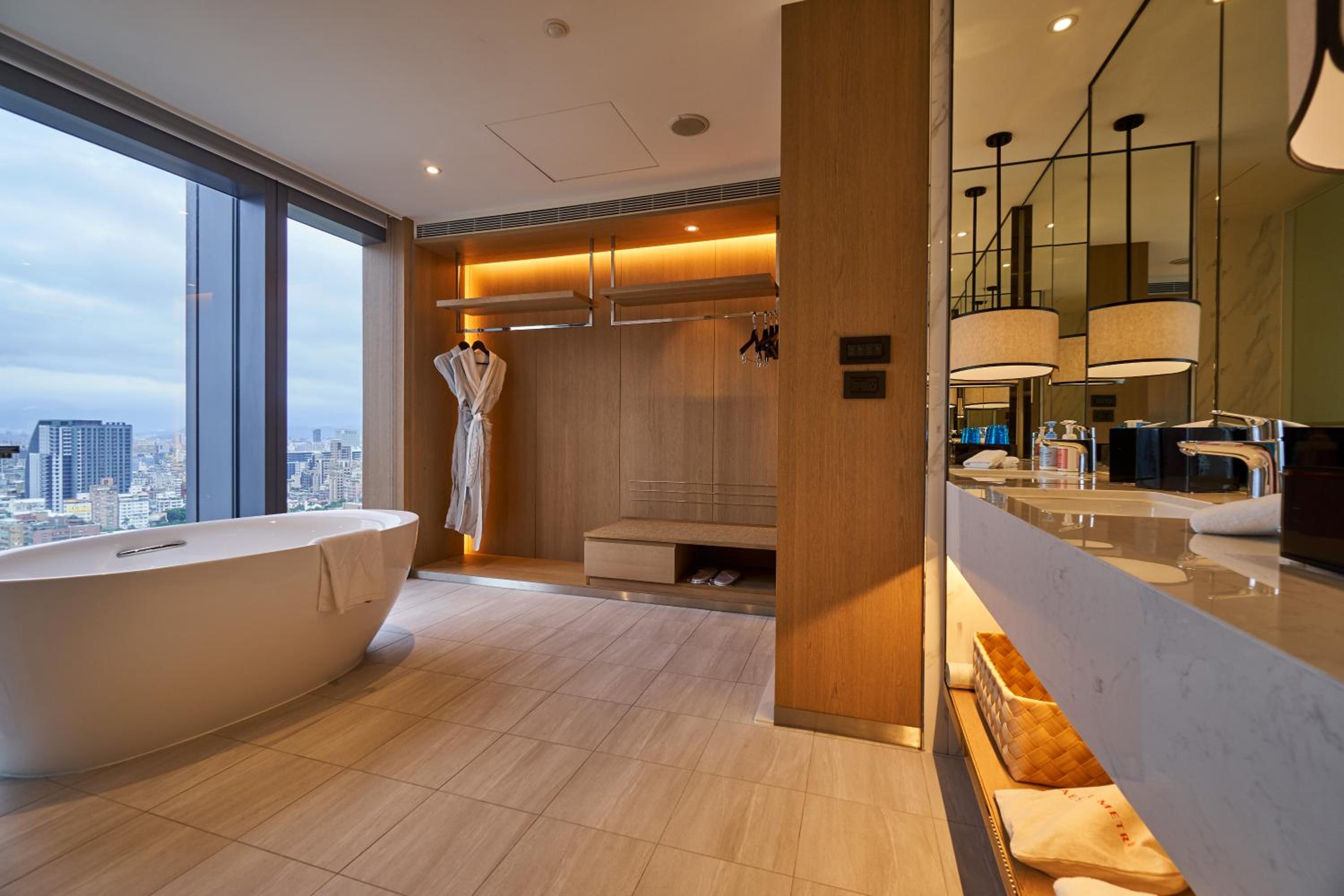 Deluxe Suite - Photo 2