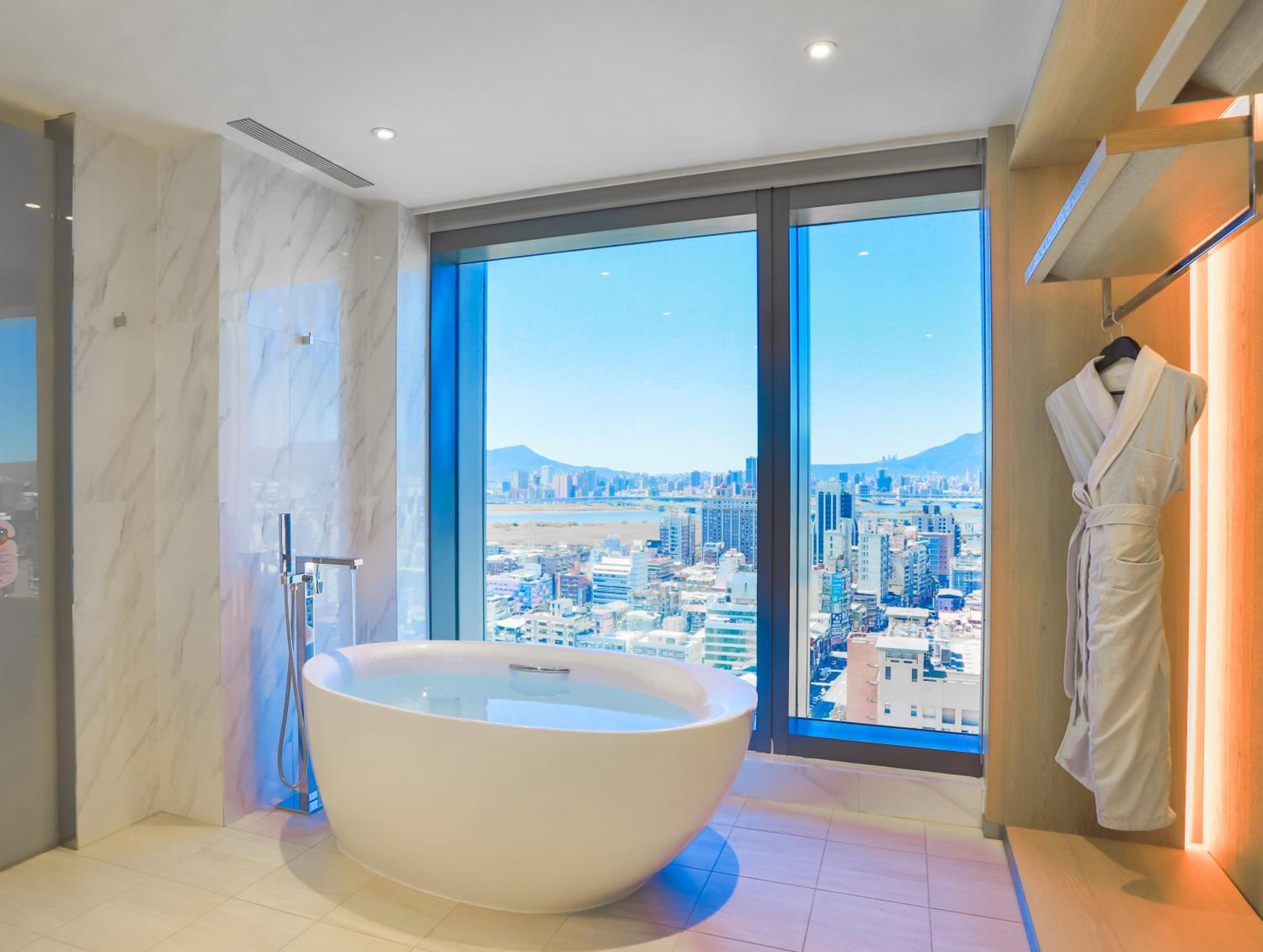 Deluxe Suite - Photo 8