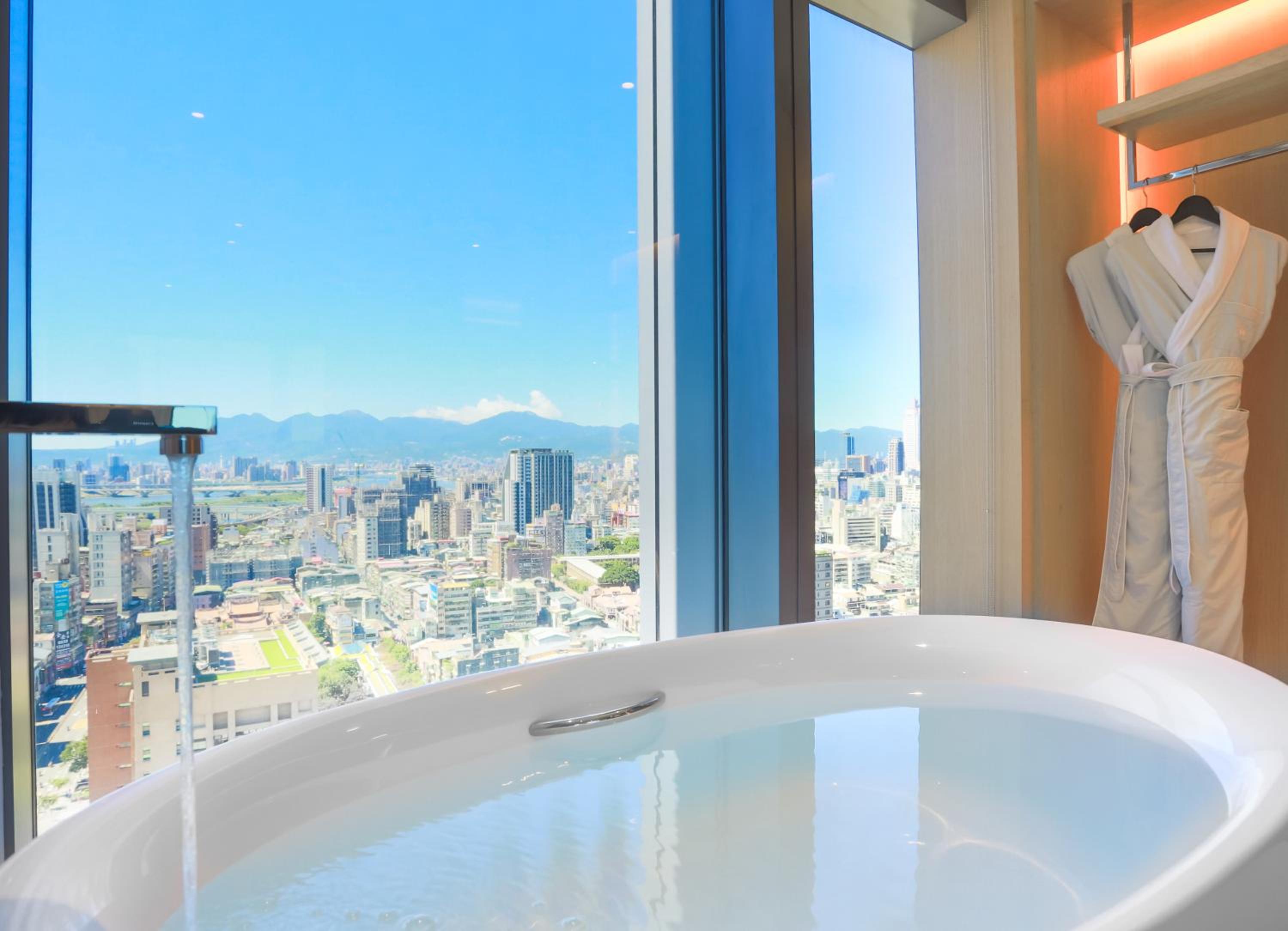 Deluxe Suite - Photo 5