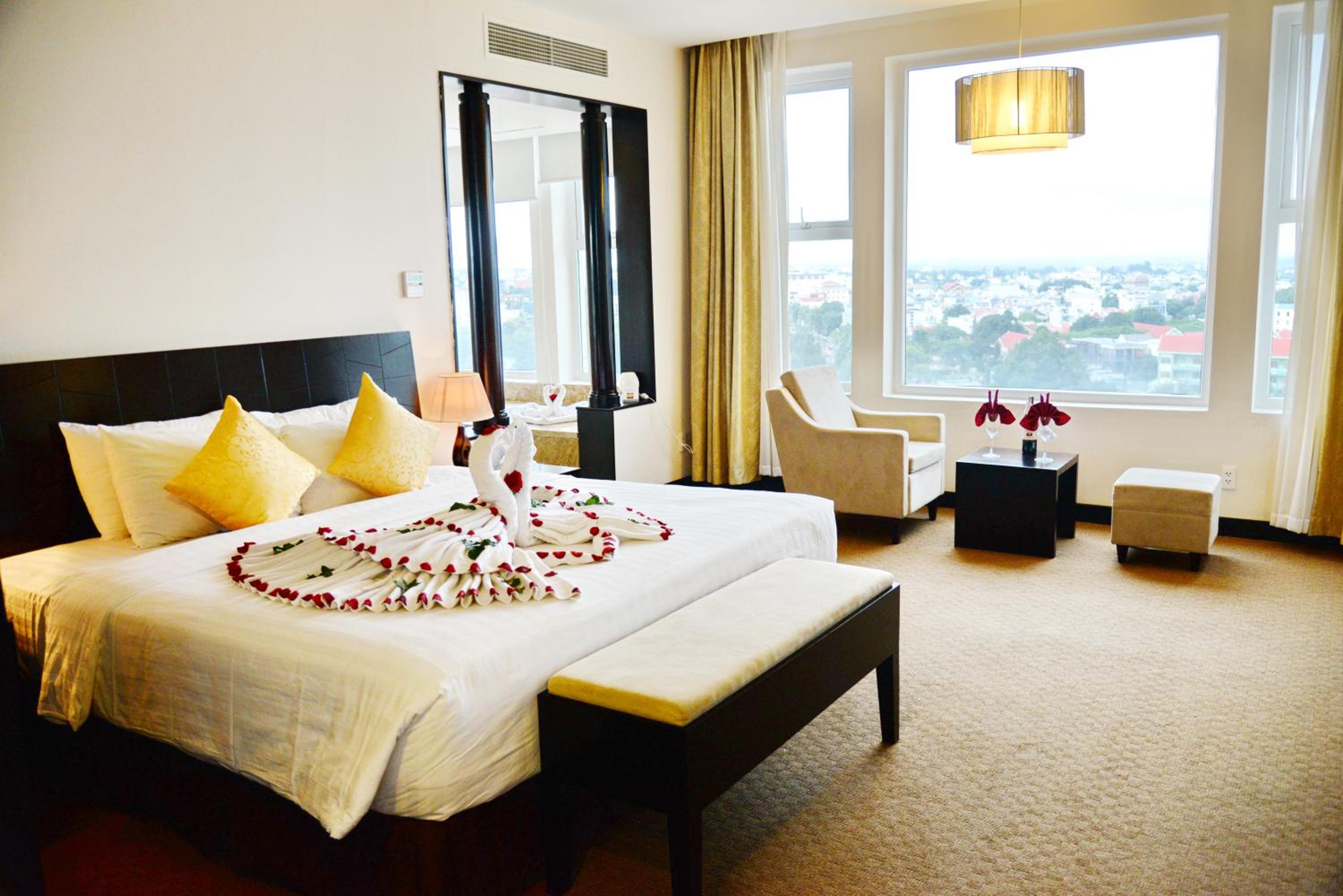 Suite - Photo 1